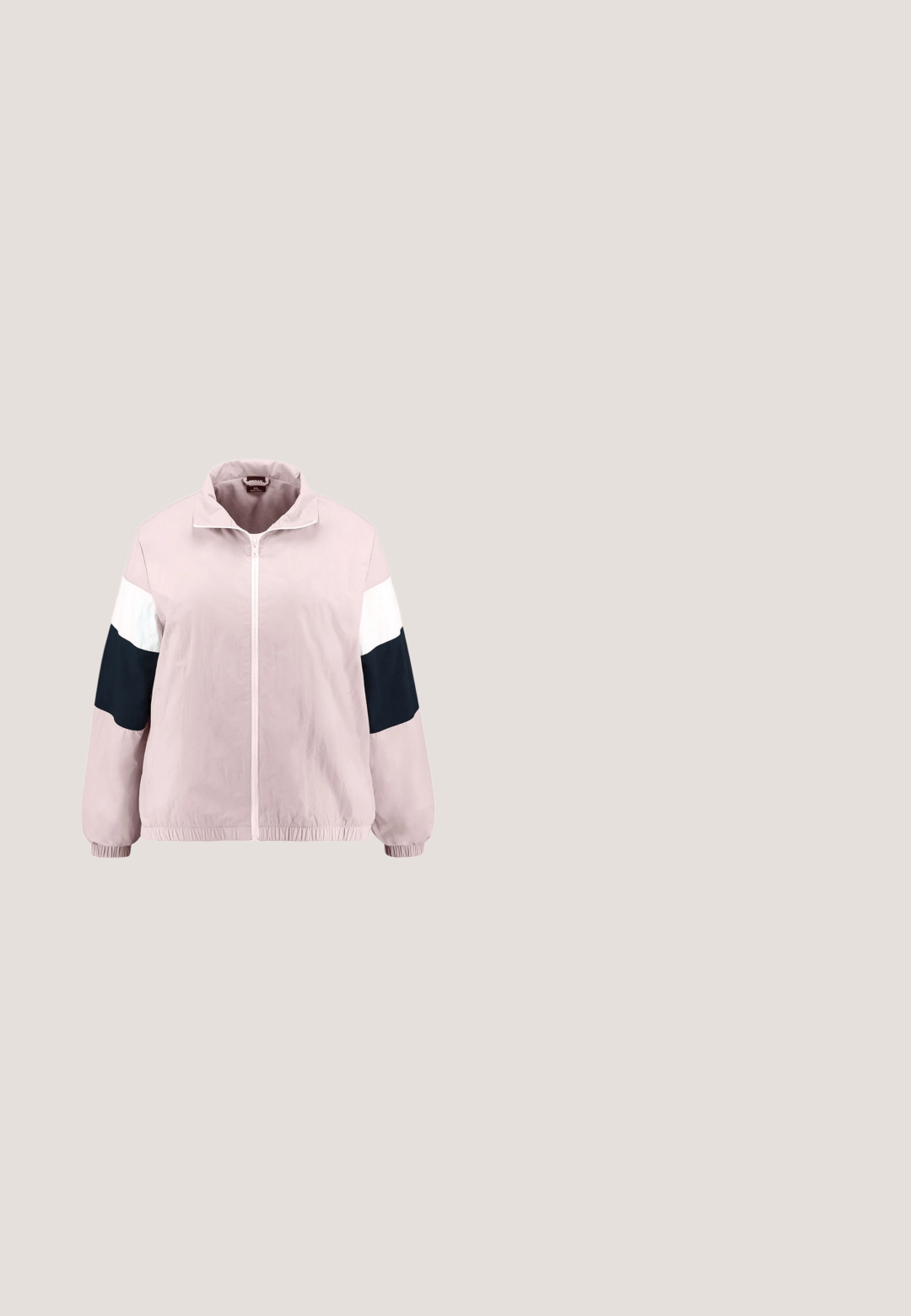Veste coupe-vent rose pâle avec coloris bloqués en blanc et bleu marine. Dotée d'une fermeture éclair à l'avant, d'un col, de poignets élastiques et d'une taille élastique. Tissu lisse et léger.; T-shirt en coton blanc avec un logo rouge Levi's en forme d'étiquette rouge. Manches courtes et encolure ronde, coupe décontractée.; Jean skinny taille haute bleu avec poches avant et arrière, fermeture à bouton et passants de ceinture, présenté sur un fond blanc.; Baskets basses blanches Reebok avec détails de couture, perforations près des orteils et logo Reebok avec un petit Union Jack sur le côté.; Banane marron et beige à motif camouflage avec fermeture éclair noire et étiquette marron "Urban Classics" à l'avant.; Boucles d'oreilles en argent en forme de créoles avec un motif tressé, présentant une surface texturée et une fermeture à tige, un design courbé et une finition polie.