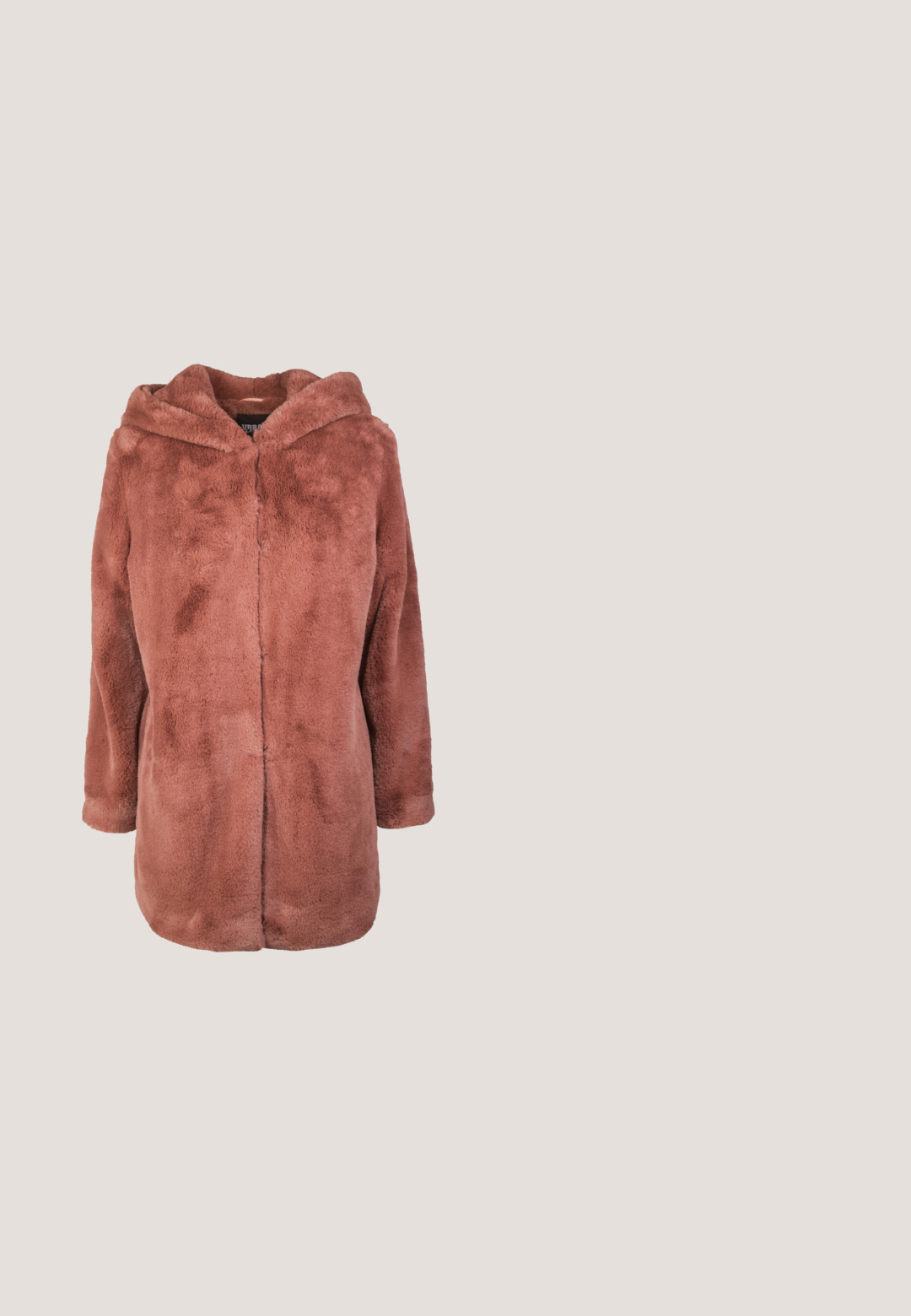 Veste à capuche en fausse fourrure de couleur rose poudré, avec une texture douce, une fermeture à l'avant et des manches longues. Design minimaliste sans accents marquants.; Haut en imprimé léopard beige et noir. Caractéristiques : décolleté en V, taille froncée et manches longues bouffantes. Tissu doux et texturé.; Jean skinny noir taille haute avec bouton avant, passants de ceinture et poches avant, présentés sur un fond blanc.; Bottine noire en matériau lisse, dotée d'un talon bloc et de détails de couture subtils. Le design est élégant avec une fermeture éclair frontale.; Sac fourre-tout en cuir noir avec deux longues poignées, présentant un design minimaliste, une texture lisse et des coutures verticales sur le devant.; Collier en or rose avec une chaîne délicate et un pendentif en forme de V pour un design minimaliste. Éclat subtil avec une texture lisse.