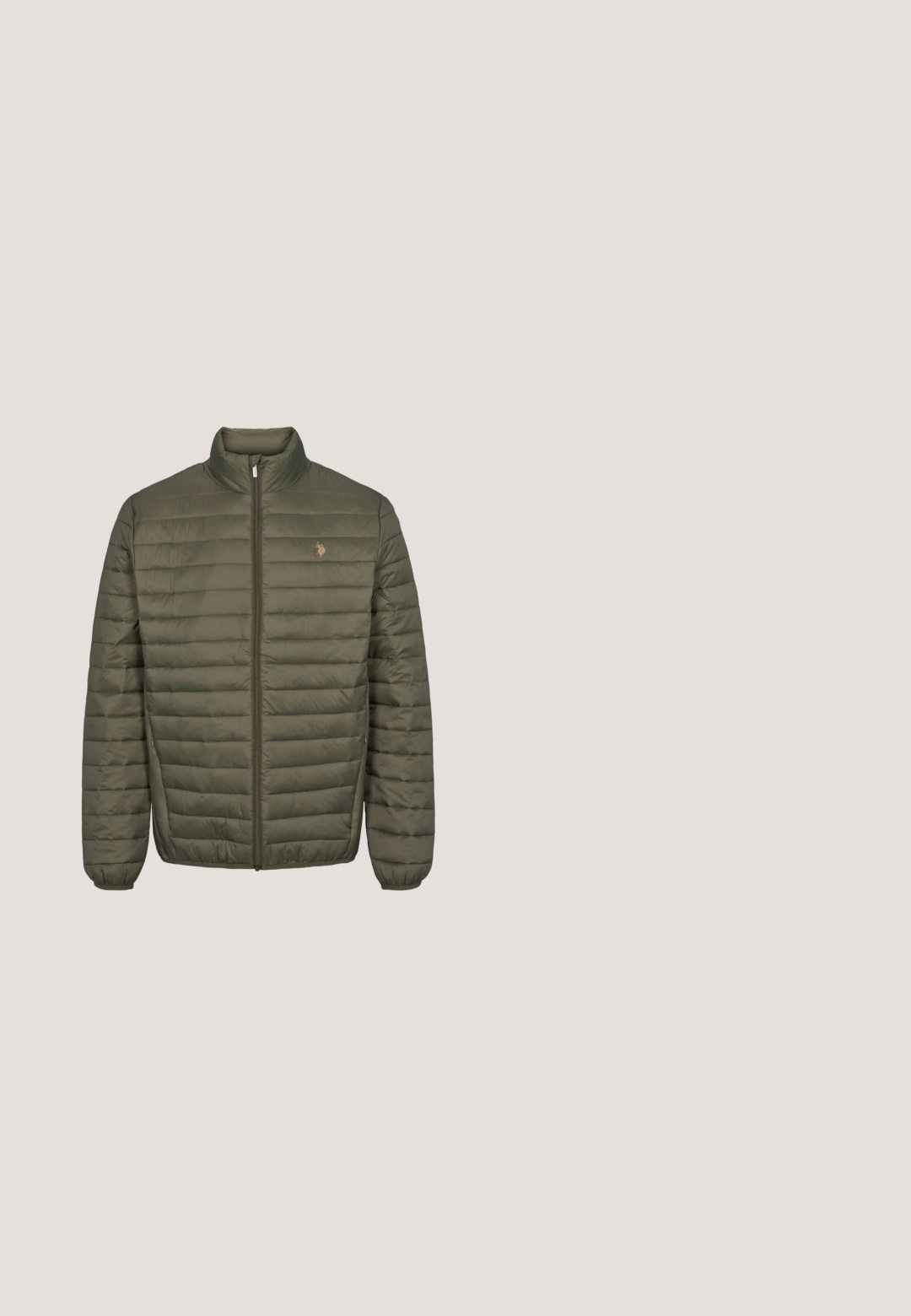 Olivgrüne, isolierte Steppjacke mit leichtem, gestepptem Gewebe, hohem Kragen und Reißverschluss. Verfügt über ein kleines Logo auf der Brust.; Beige gestrickter Pullover mit strukturiertem Muster, rundem Halsausschnitt und langen Ärmeln, mit geripptem Saum und Bündchen.; Kurzärmliges Hemd mit Knöpfen in hellbeige, ausgestattet mit einem dezenten Texturmuster, geradem Saum und klassischem Kragen.; Beige Chinos mit entspannter Passform, aus leichtem Baumwollmaterial, mit einer Kordelzugtaille, seitlichen Taschen und einer einzelnen Gesäßtasche.; Braune gewebte Knöchelstiefel mit spitzem Fuß, elastischen Seitenpaneelen und einer Schlaufe auf der Rückseite. Verfügt über einen Diamantakzent auf der Außenseite.; Beiger Leder Gürtel mit einer rechteckigen schwarzen Metallschnalle, auf der der geprägte Schriftzug "ICEBERG MILANO ITALIA since 1974" zu sehen ist. Glatte Textur.