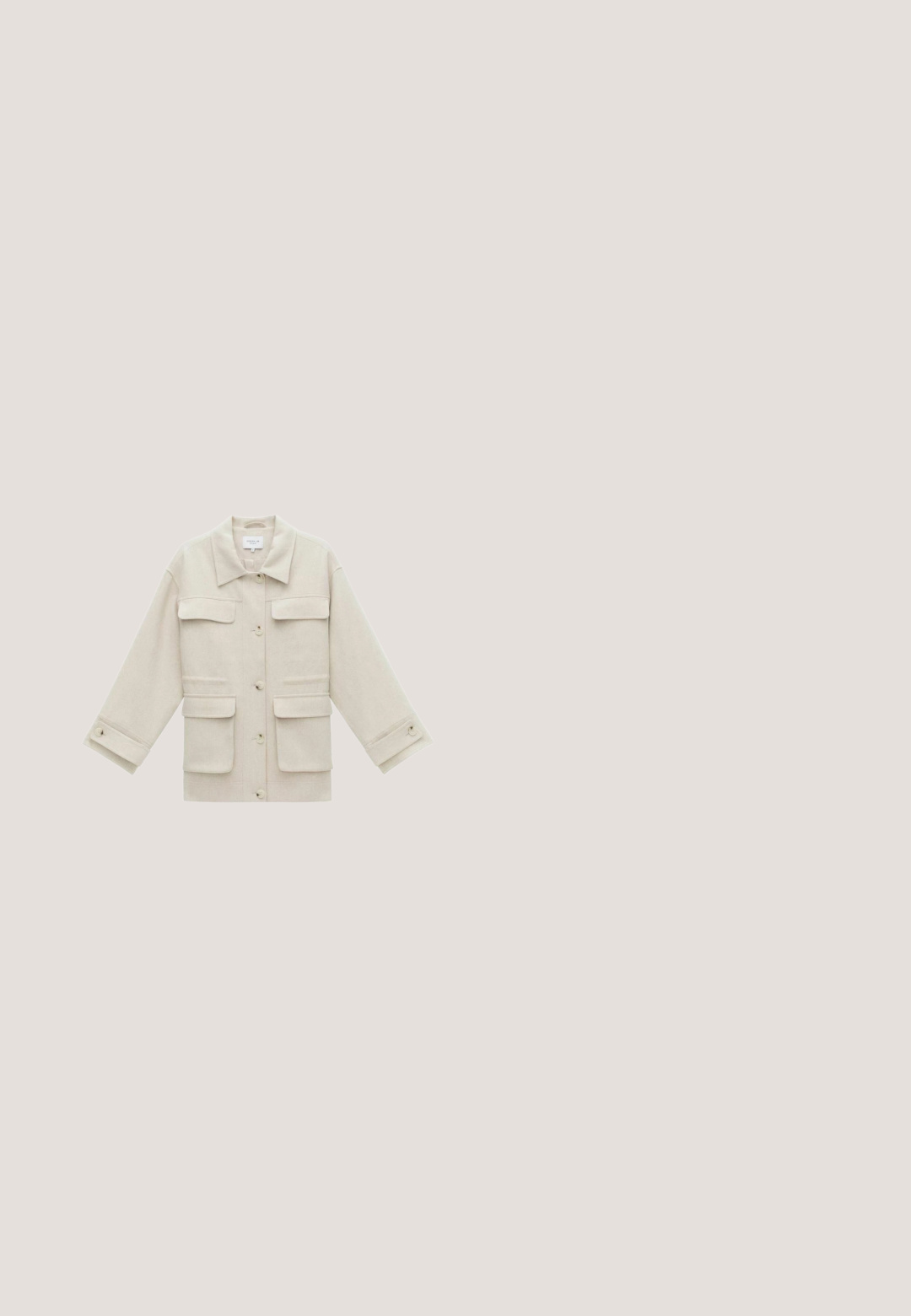 Beige utility-jack met een kraag, lange mouwen, vier voorzakken en knoopsluiting. Gemaakt van gestructureerde stof.; Lichtblauw satijnen slipjurk met dunne bandjes, een gladde textuur en een licht uitlopende zoom. Eenvoudig ontwerp zonder zichtbare patronen of accenten.; Witte enkelboot met een spitse neus, glanzende afwerking en een slouchy schacht. Heeft een goudkleurige gespaccent bovenaan en een lage blokhak.; Bruine schildpaddenstijl zonnebril met een rechthoekige vorm, bruin getinte glazen en gouden accenten met een kristaldetail op de pootjes.; Beige getextureerde leren rechthoekige handtas met bovenhandvat, ritssluiting, afneembare schouderband en klein Furla-logo aan de voorkant.; Gouden oorbellen met cirkelvormige ontwerpen, versierd met meerkleurige kristallen in roze, blauw en groen. Getextureerde, drievoudige ringvorm.