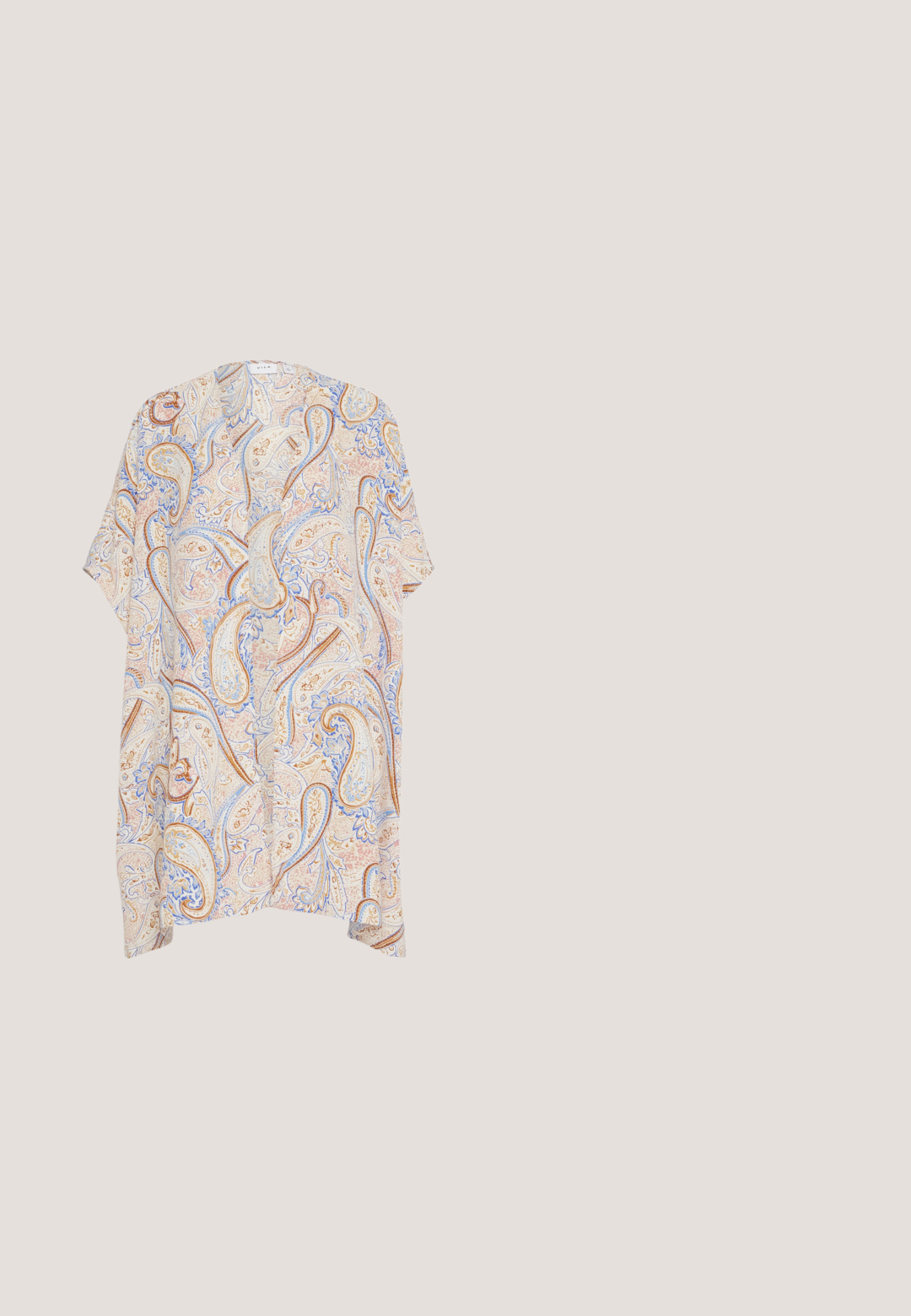 Kimono s krátkym rukávom s paisley vzorom v béžovej, modrej a hrdzavej farbe. Ľahká tkanina, otvorený predok a uvoľnený strih.; Jaded London CROPPED RAGLAN WITH CONTRAST STITCH & PLACEMENT SCREEN PRINT - Top s dlhým rukávom - mehrfarbig; Čierne úzke džínsy z denimového materiálu, s stredne vysokým pásom, prednými vreckami a surovým zakončením na členkoch. Klasický dizajn s piatimi vreckami.; Modré roztrhnuté sandále s textúrovaným remienkom s geometrickým vzorom, posadené na hnedých kožených podrážkach. Viditeľné biele pruhované nohavice.; Červená prešívaná taška z umelého kože s zlatými detailmi a trojuholníkovým logom. Obdĺžnikový tvar s jemnou textúrou a zaoblenými rohmi.; Strieborný náhrdelník s dvoma vrstvenými reťazami a malými príveskami v tvare srdca rovnomerne rozloženými pozdĺž spodnej reťaze.