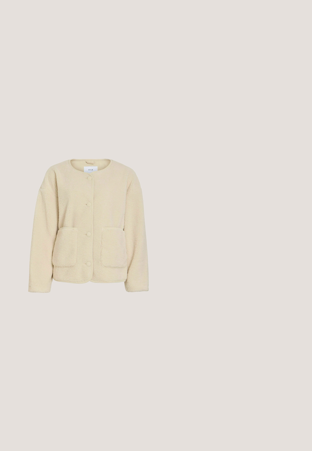 Beige fleecejack met ronde hals, lange mouwen, knopen aan de voorkant en twee grote voorzakken.; Lichtbeige cardigan van textuurstof, met een ronde halslijn, zeven grote knopen en twee voorzakken.; Top met lange mouwen in off-white stof. Heeft een vierkante halslijn en een aansluitend ontwerp, gemaakt van een glad, lichtgewicht textiel.; Crèmekleurige broek met wijde pijpen, elastische tailleband en koord aan de voorkant, met verticale naaddetails en een ontspannen pasvorm.; Beige en crèmekleurige sneaker met strepen in luipaardprint, suède details, een witte tussenzool en een bruine, gestructureerde rubberen buitenzool.; Bruine leren schoudertas met gebogen vorm, verstelbare band en zilveren rits, gebrandmerkt met "Lancaster Paris" op de voorkant in het midden.