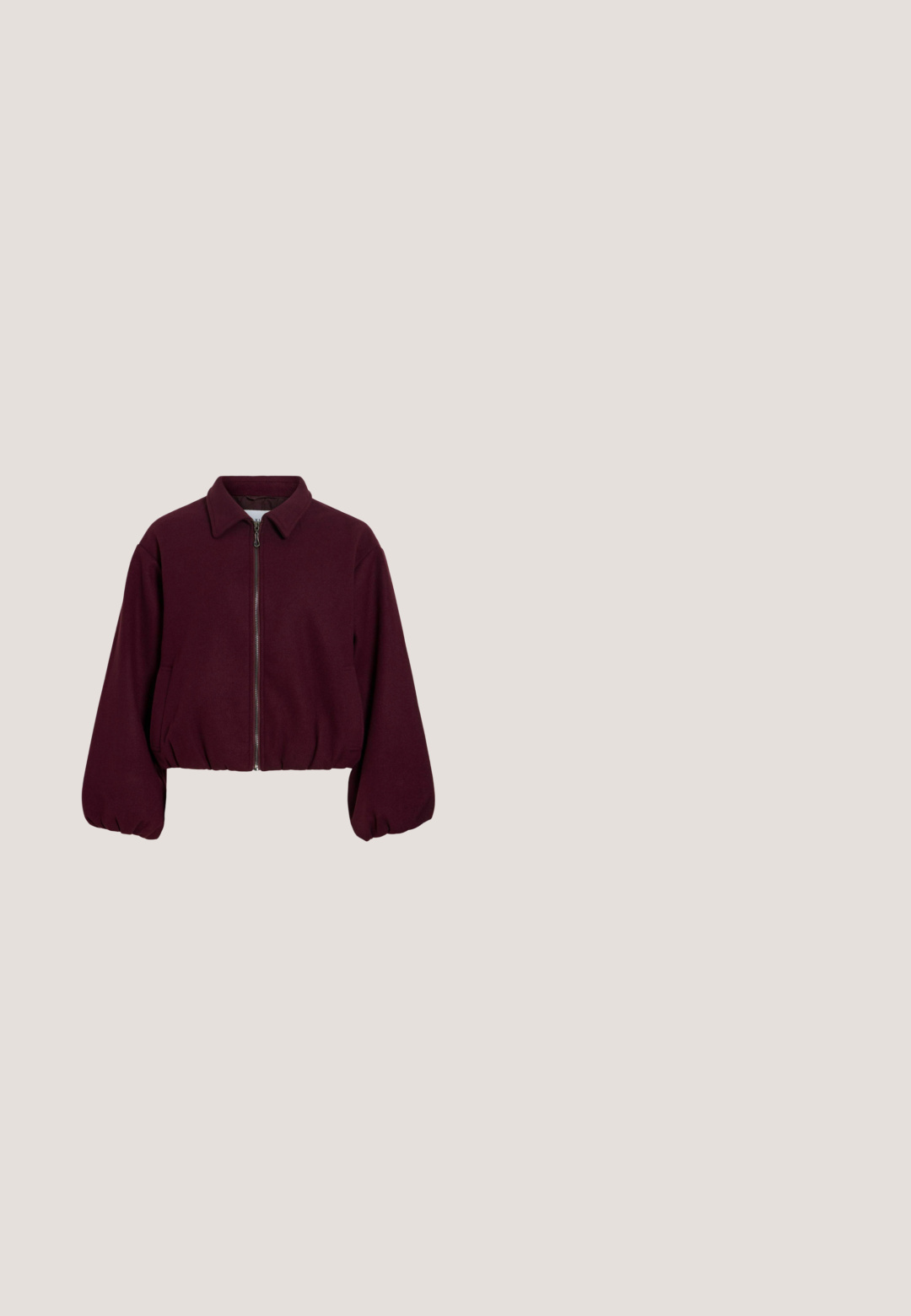 Veste zippée violet foncé avec col, manches longues bouffantes et ourlet élastiqué sur fond blanc.; Chemise à manches longues rayée en bordeaux et blanc, avec un col rond et une coupe décontractée. Tissu doux avec des rayures horizontales uniformes.; Pantalon large bordeaux avec taille élastique, sans poches visibles ni motifs, présenté sur fond blanc uni.; Bottine noire brillante à talon bloc épais et bout rond, en cuir lisse avec des détails de couture subtils.; Sac à main en cuir rouge foncé avec deux poches avant à rabat et longues bandoulières, présenté sur fond blanc.; Paire de boucles d’oreilles marron en forme de rose ornées de petits strass transparents sur fond blanc.