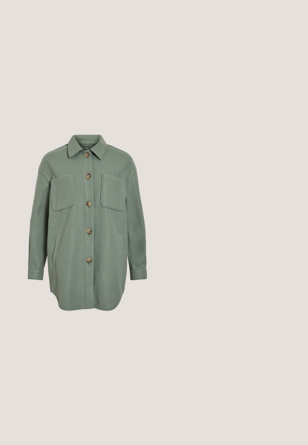Veste en mélange de laine verte avec un devant à boutons, deux poches poitrine et des poches latérales. Coupe oversize avec un col pointu et des manches longues.; Blouse vert clair à manches courtes, avec des détails en dentelle au niveau de la poitrine et un dos en goutte d'eau. Fabriquée dans un tissu fluide avec une coupe décontractée.; Shorts plissés verts à taille haute, dotés de deux boutons noirs et d'un tissu lisse et texturé.; Baskets vert clair avec une tige texturée, semelle intermédiaire blanche et semelle en gomme. Comprend des perforations et des accents métalliques au niveau du talon.; Sac bandoulière vert en matériau lisse et mat. Forme carrée avec une bandoulière amovible, fermeture zippée et design minimaliste.; Collier en pierre gemme verte avec des formes irrégulières, mettant en avant des nuances de vert variées et de petits accents dorés. Fermoir sécurisé à l'arrière.