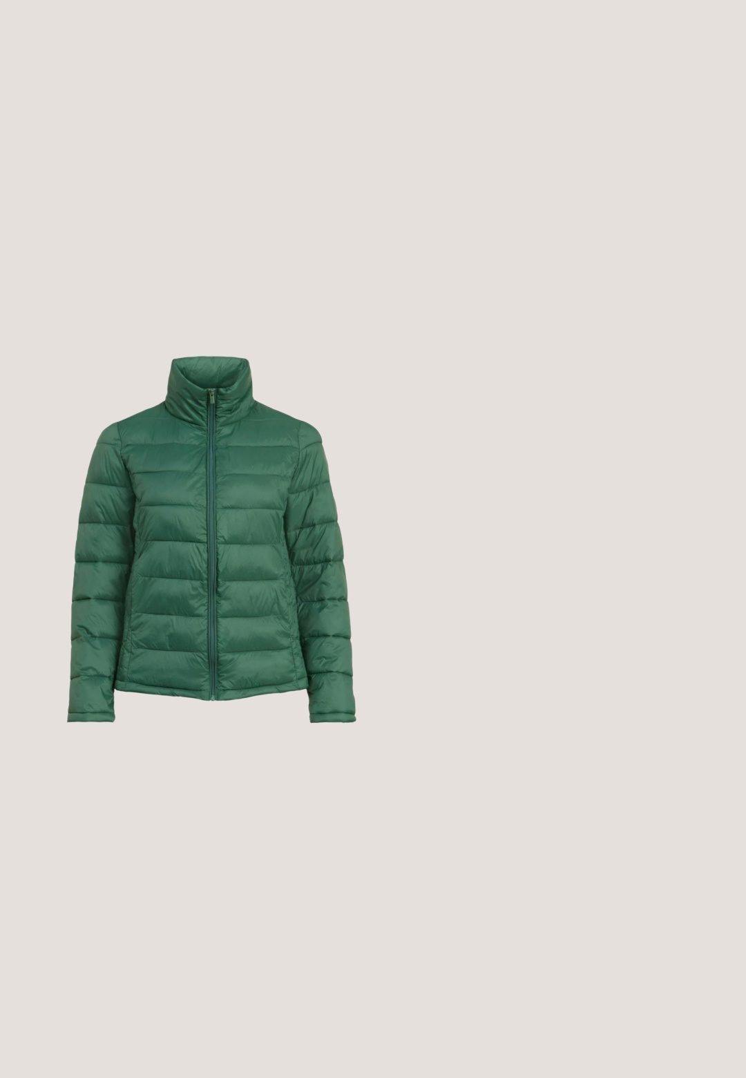 Chaqueta acolchada verde con cuello alto, diseño de acolchado horizontal y cierre de cremallera completa. Fabricada en material ligero y brillante.; Suéter de manga larga a rayas verde y crema, de canalé, con cuello redondo y forma ajustada, que presenta una textura de punto en contraste.; Jeans ajustados de imitación cuero verde con cintura alta, que cuentan con pasadores de cinturón, bolsillos frontales y un cierre con un botón.; Botín de cuero verde hasta el tobillo con una suela negra gruesa, paneles laterales elásticos y una pestaña en la parte trasera. Terminación suave y acentos texturizados.; Bolso de mano de cuero verde con asa superior, solapa frontal, detalle de hebilla dorada y correa de hombro desmontable sobre un fondo claro y liso.; Pendientes en forma de corona de tono dorado con grandes piedras verdes en corte esmeralda y pequeños acentos de piedras transparentes en la parte superior.
