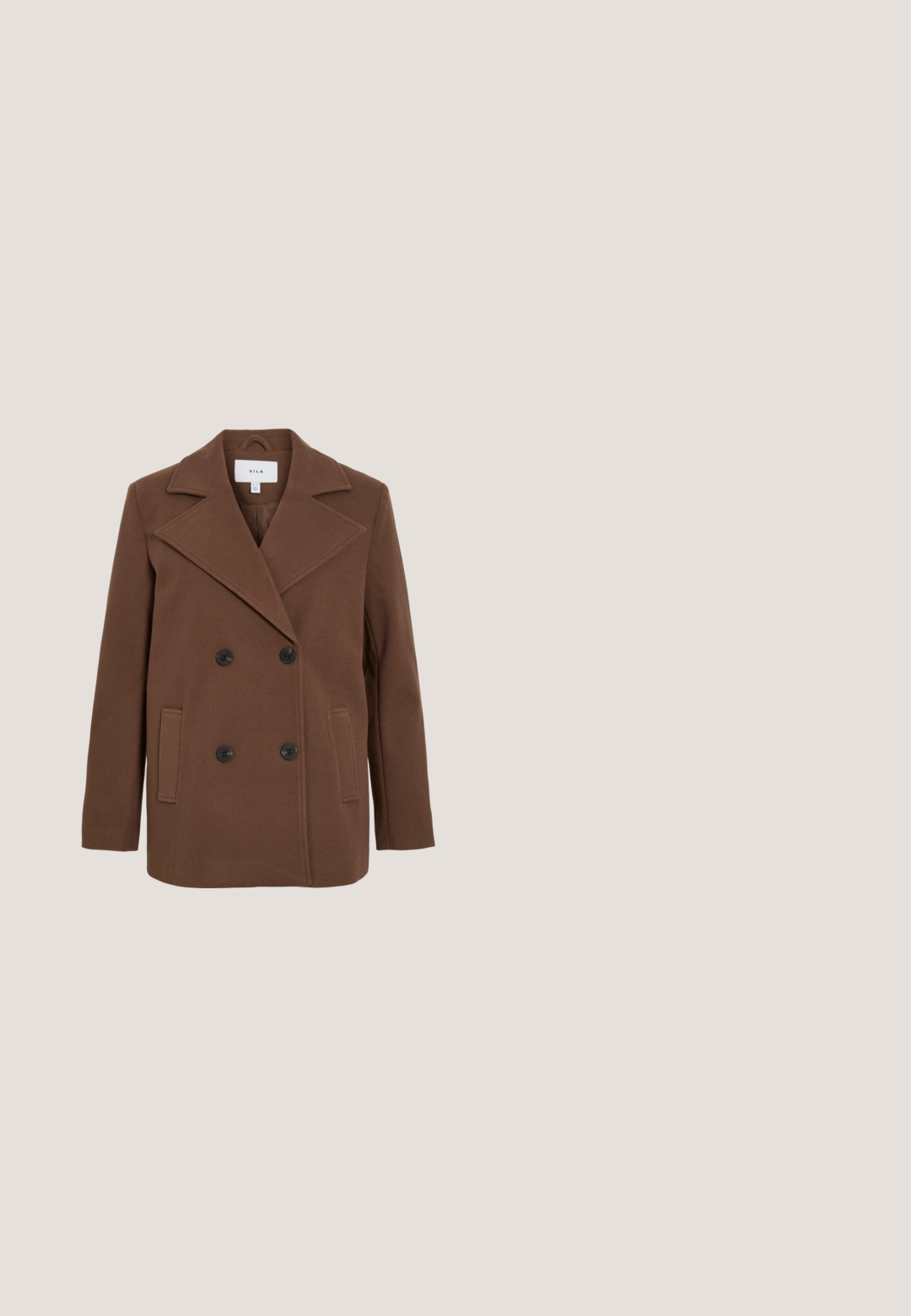 Bruin wollen blend dubbele breasted jas met grote revers, zwarte knopen, zijzakken en een iets oversized pasvorm. Soepele textuur.; Bruin dames top met korte mouwen en een ronde hals, met een gladde textuur en een label met de tekst "Anna Field" aan de achterkant van de halslijn.; Lichtblauwe denim jeans met een hoge taille, rechte pijpen en subtiele vervaging. Voorzien van vijf zakken en riemlussen.; Enkele donkerbruine platte schoen die boven een textuurrijke grond zweeft, met een betegelde muur op de achtergrond.; Donkerbruine suède handtas met twee afgeronde handvatten, klepsluiting en een decoratieve suède kwast aan de rechterkant.; Zilveren ketting met een fijne schakel en een ronde, gepolijste hanger met een gladde oppervlakte en een centrale inkeping.