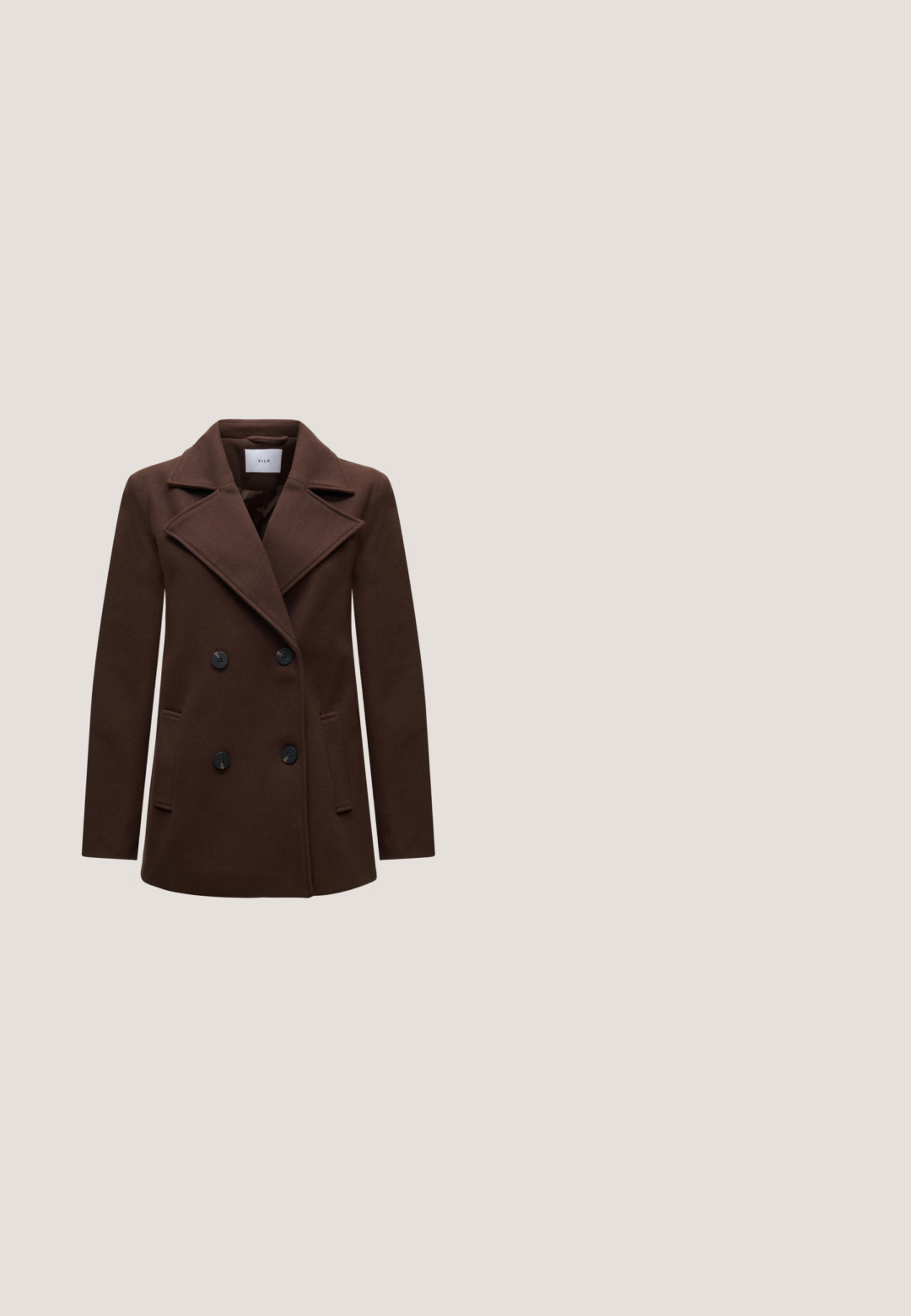 Donkerbruine dubbelgeknoopte jas met brede revers, vier zwarte knopen, lange mouwen en twee voorzakken, afgebeeld op een witte achtergrond.; Bordeauxkleurige blouse met lange mouwen en een V-hals, gedetailleerd met een kanten rand en subtiele plooien aan de manchetten, getoond op een effen achtergrond.; Wijdvallende blauwe denim jeans met een hoge taille, voorzien van een ritssluiting, een knoopsluiting en subtiele vervaging langs de benen.; Zwarte suède enkellaars met een spitse neus en hoge hak. Elegant ontwerp met gebogen naden voor een hedendaagse uitstraling.; Donkerbruine suède cilindervormige crossbodytas met verstelbare dunne leren riem en bovenritssluiting.; Zes paar oorbellen met goudkleurige afwerking en zee-thema bedeltjes, waaronder parels, schelpen, zeesterren en kreeften, gerangschikt op een witte achtergrond.