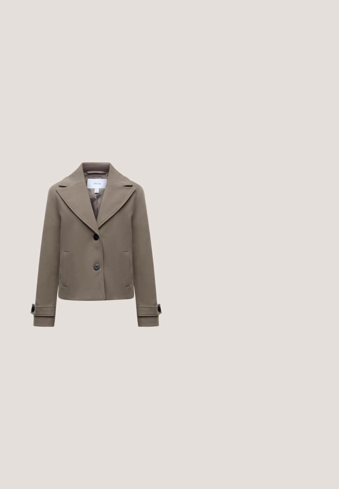 Manteau court en mélange de laine taupe avec larges revers, deux boutons noirs sur le devant, poches latérales et détails de poignets boutonnés.; Chemise à manches longues en vert sauge, fabriquée en tissu lisse. Elle possède un col pointu, une fermeture à boutons et un ourlet légèrement arrondi.; Pantalon large en tissu vert olive foncé, doté d'une taille ceinturée avec une boucle circulaire dorée et de plis à l'avant pour plus de détails.; Chaussure plate Mary Jane en daim vert olive avec bride à boucle argentée et bout arrondi, présentée sur fond blanc.; Sac à bandoulière rectangulaire marron avec longues sangles et détails de couture minimalistes sur un fond uni.; Une paire de boucles d'oreilles en or, brillantes, lisses, en forme d'ovales irréguliers, posées sur une surface claire.