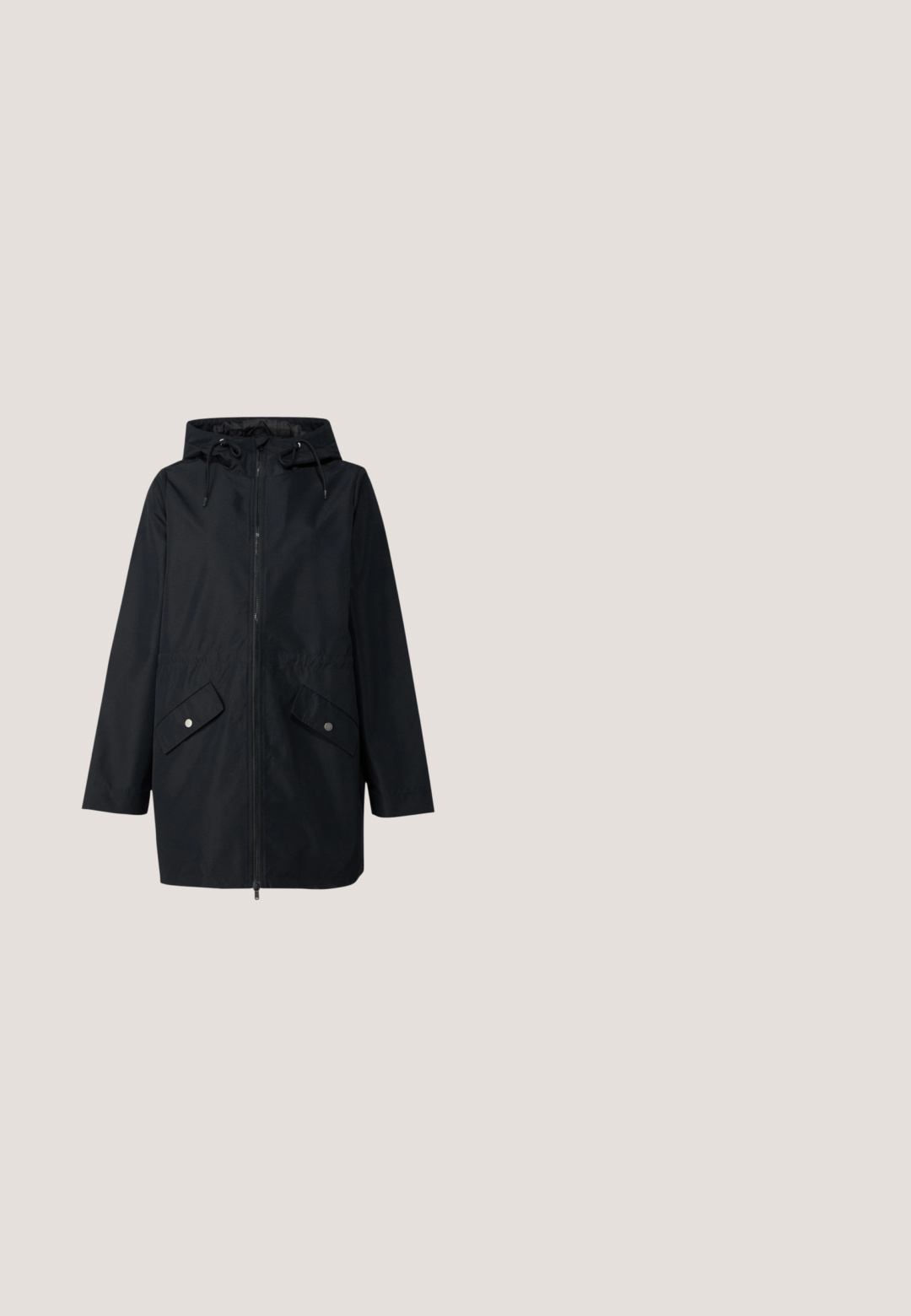 Chaqueta negra impermeable con capucha, cierre de cremallera, cintura elástica y dos bolsillos frontales con botones a presión. Textura suave y mate.; Top de manga larga en tejido crema texturizado con finas rayas negras horizontales, con un escote redondo y un dobladillo recto.; Jeans skinny azul oscuro de mezclilla, con cierre de cremallera y botón, y costuras en contraste a lo largo de las costuras.; Zapatilla deportiva de cuero negro con tres rayas plateadas, punta texturizada y suela de goma. Cuenta con un collar acolchado y un diseño con cordones.; Bolso hobo negro hecho de cuero suave con una silueta curva, que cuenta con una sola correa ajustable y detalles de diseño minimalistas.; Pendientes de aro de plata con un acabado suave y brillante. Forma circular, con un cierre seguro. Diseño sencillo y elegante.