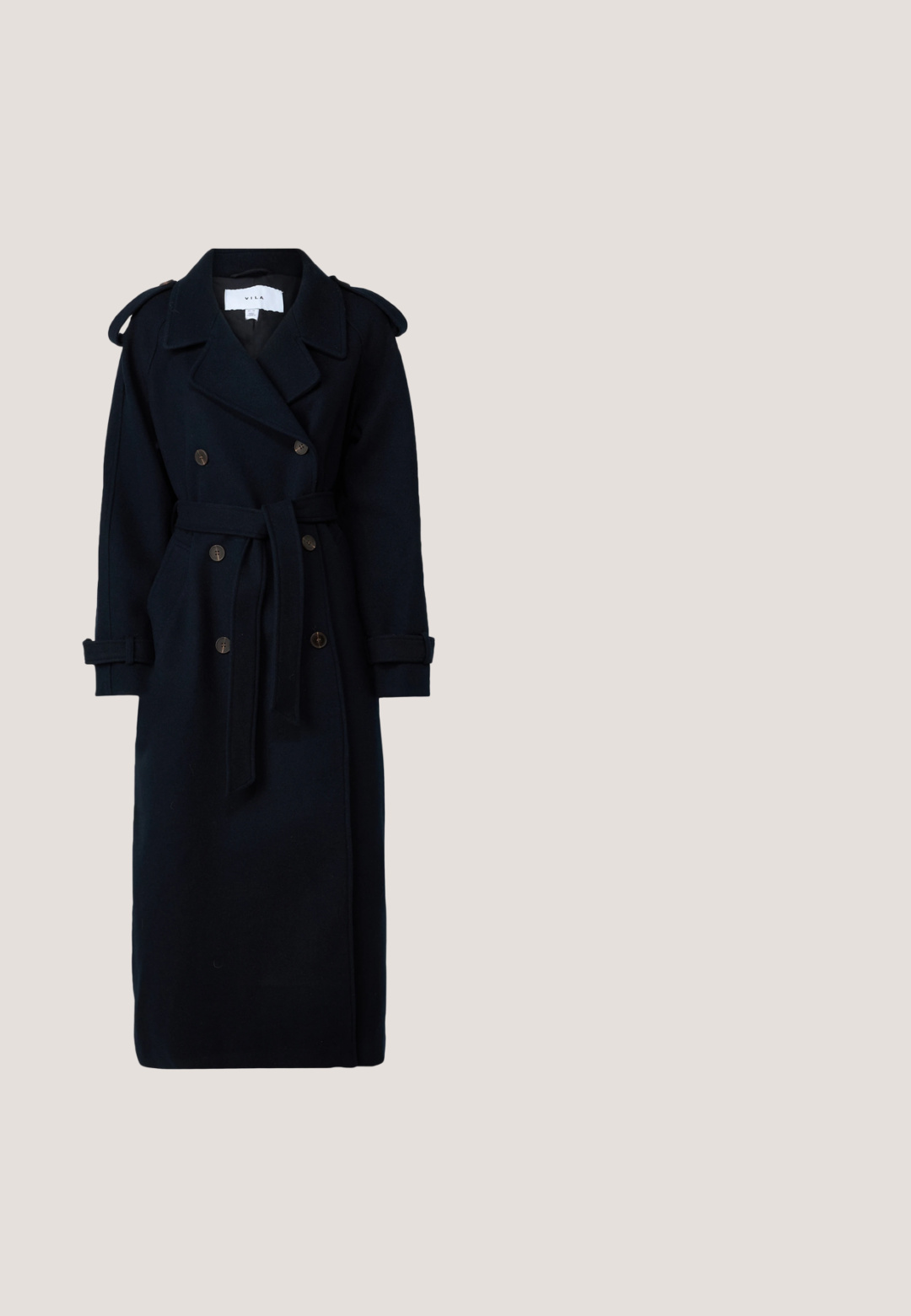 VILA VISOFIE HEAVY MAXI  - Trenchcoat - navy; Witte blouse met lange mouwen en een Peter Pan-kraag, zwarte satijnen strik om de nek, en parelknopen aan de voorkant.; Zwarte kokerrok tot op de knie met een aansluitende taille en subtiele voorkanten voor vormgeving, plat weergegeven op een witte achtergrond.; Zwarte lakleren hoge hak met een spitse neus, slanke stilettohak en een gladde afwerking. De binnenkant is beige. Klassiek ontwerp.; Zwarte gestructureerde leren handtas met bovenhandvat, zilveren metalen draaivergrendeling en gestructureerde trapeziumvorm op witte achtergrond.; Zwarte leren handschoenen met een grijze gebreide manchet, voorzien van een gladde textuur, een aansluitend ontwerp en decoratieve stiksels langs de vingers.