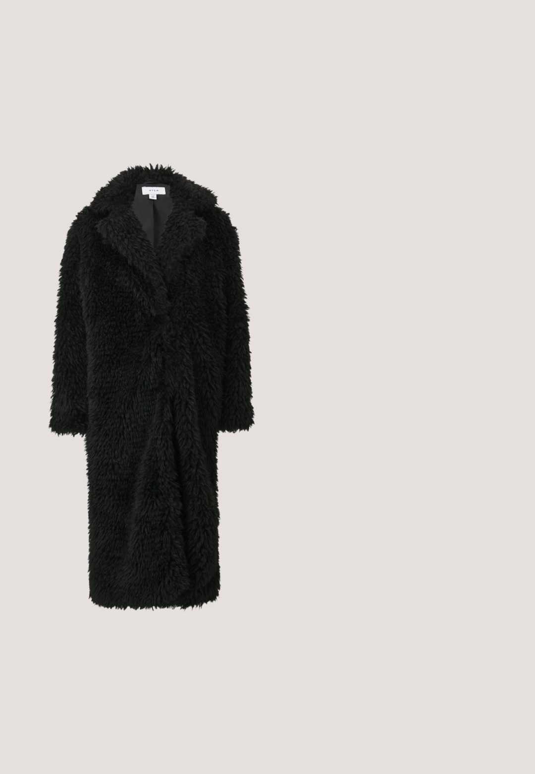 Manteau en fausse fourrure noire avec une coupe ample, un col châle et des manches 3/4. La texture est duveteuse et dense, offrant chaleur.; Robe à manches longues, bleu marine foncé, ornée d'un motif de feuilles, avec une taille cintrée et une jupe fluide qui drape sur un côté.; Chaussure rouge en cuir à talon haut, posée sur le talon sur un sol réfléchissant, près d'un porte-dossiers métallique contenant des dossiers blancs.; Lunettes de soleil cat-eye avec une monture avant noire, des verres foncés et des branches roses à motif écaille avec un petit détail doré.; Petit sac à main rectangulaire en cuir marron foncé avec une bandoulière chaîne dorée et un fermoir doré à l'avant.; Boucles d’oreilles créoles en argent avec petits cristaux ronds et pendentifs rectangulaires en pierre précieuse transparente sur fond blanc.