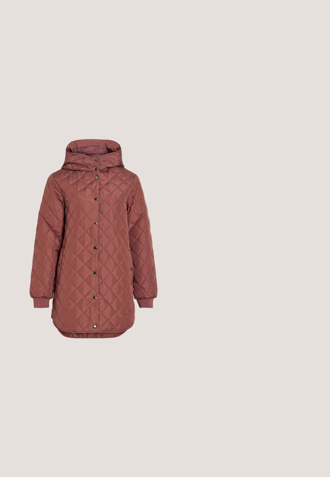 Veste matelassée couleur rouille avec capuche, fermeture à boutons-pression, poignets élastiques et ourlet légèrement arrondi.; Pull en maille brun foncé, à col montant, avec une coupe décontractée, des manches longues, des poignets et un ourlet côtelés. Texture douce et détails minimalistes.; Jeans en denim bleu clair avec une taille haute, un design à jambes larges, cinq poches et des détails de couture visibles. Texture lisse avec un léger délavage.; Botte de cheville en cuir bordeaux avec des panneaux latéraux élastiques, bout arrondi et semelle en caoutchouc noir texturé. Présente une languette pour un enfilage facile.; Sac bandoulière en daim marron doux avec une seule lanière et des accessoires métalliques argentés sur un fond clair uni.; Paire de clous d'oreilles en forme de nœud, couleur or brillant, sur un fond blanc uni.