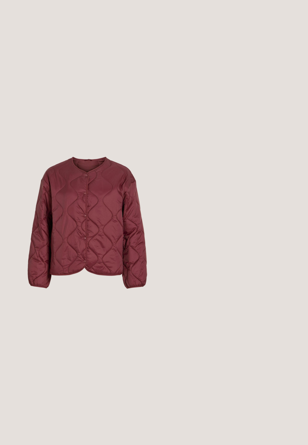 Bordeaux doorgestikte jas met lange mouwen, ronde hals en voorste drukknoopsluiting, met een golfsteekpatroon.; Bordeaux sweatshirt met een ronde hals, ontspannen pasvorm, lange mouwen, ribgebreide manchetten en een zachte katoenmix textuur. Eenvoudig ontwerp, geen patronen.; Kaffe KAYOKO BOATNECK - T-shirt basic - zinfandel; Bordeauxrode wijde sweatpants met elastische tailleband en verstelbare trekkoord, met zijzakken en een subtiel logo op de rechterdij.; Bordeaux en crème suède sneakers met een textuur rubberen zool, voorzien van geperforeerde details en metallic accenten op de hiel.; Zachte, gevoerde bordeauxrode handtas met een afgeronde bovenkant en een nonchalante, halvemaanvormige uitstraling tegen een witte achtergrond.