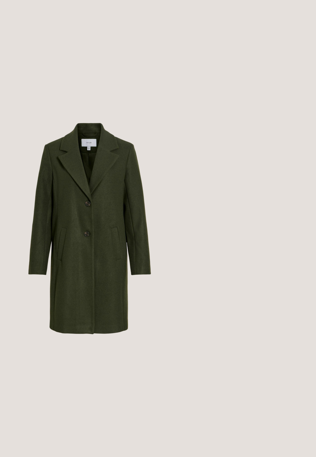 Long manteau vert foncé avec col à revers cranté, deux boutons devant et poches latérales, présenté sur fond blanc.; Pull à rayures vertes et crème, à manches longues, en maille côtelée, avec un col rond et une coupe ajustée, présentant une texture de tricot contrastante.; Pantalons ajustés verts avec une coupe droite, fabriqués en tissu lisse. Comprend des poches latérales et une ceinture plate à l'avant.; Baskets en daim vert avec accents blancs, comportant des motifs floraux jaunes et blancs, et une semelle en caoutchouc beige. L'étiquette indique "Gazelle".; Sac bandoulière ovale en cuir vert avec ferrures dorées et bandoulière ajustable sur fond blanc.; Boucles d'oreilles vertes translucides en forme de hoop avec un design ouvert et courbé, et une finition brillante. Elles disposent d'un fermoir à clou pour un port sécurisé.