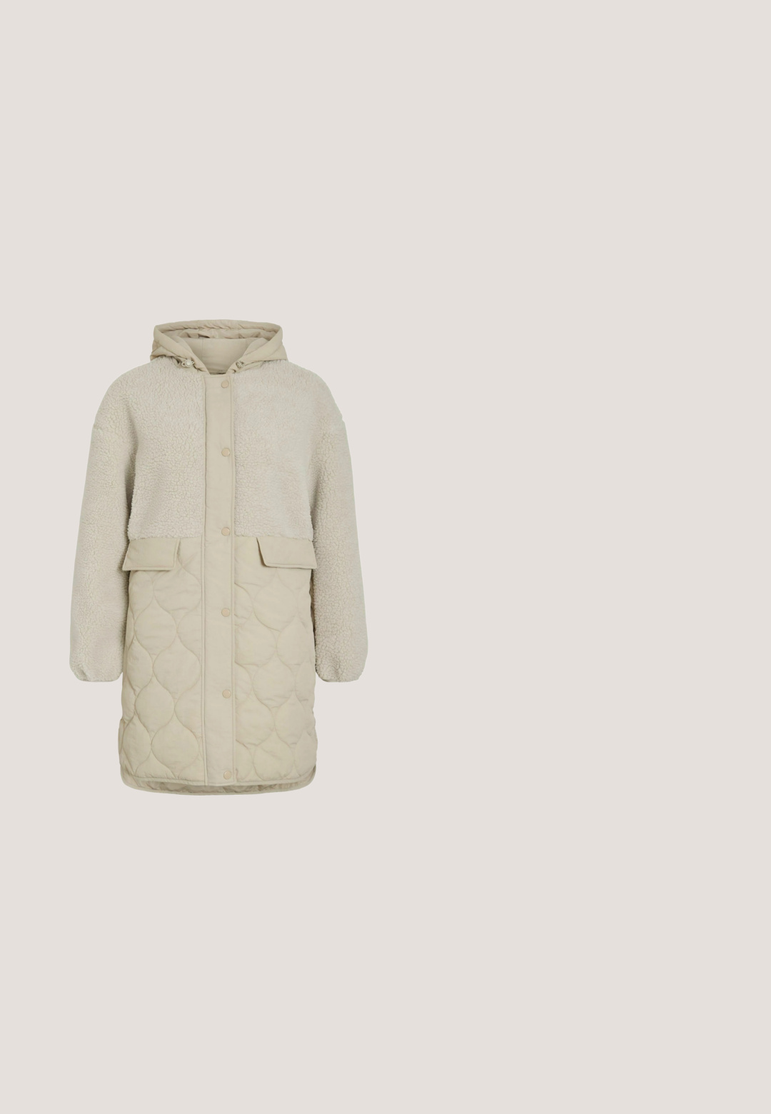 Lang beige hættetrøjejakke med quiltet nederste halvdel, fleece tekstureret øverste halvdel og ærmer, frontlukning med trykknapper og to lommer med klap.; Cremefarvet strikket cardigan med diamant- og kabelmønster, krave og seks knapper foran, med trekvartlange ærmer.; Hvid langærmet skjorte med rund halsudskæring. Stoffet har et struktureret mønster med lodrette linjer og ribbede detaljer.; Bredde bukser i let beige stof, med elastisk talje og frynser foran, glat tekstur uden synlige mønstre eller hardware.; Hvid sneaker med overdel i tekstureret læder, grå detaljer og sål i gummi. Har lavt snit og traditionel snørelukning.; Skuldertaske i cremefarvet læder med én hank med knudedetaljer og sølvfarvede metalspænder.