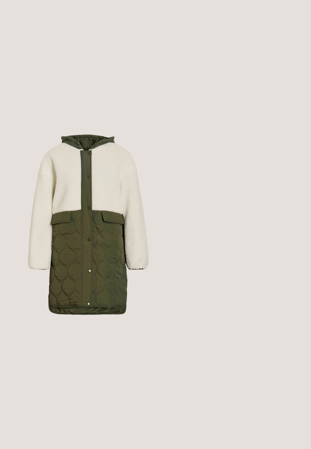 Lange jas met capuchon met een witte fleece bovenkant en mouwen, olijfgroen doorgestikte onderkant, drukknoopsluiting aan de voorkant en klepzakken.; Lichtbeige vrouwen trui gemaakt van zacht gebreide stof, met een ronde halslijn en ribgebreide manchetten en zoom. Klassiek, recht gesneden ontwerp.; Licht olijfgroene broek met een tailleband met trekkoord en twee voorzakken, ontworpen voor comfort en casual gebruik.; Witte en groene athletische sneaker van suède en leer, met een ronde neus, textuuraccenten en een pastel detail op de hak.; Olivengroene geweven handtas in hobo-vorm, met een brede schouderriem en een gladde textuur, met een subtiele glans en stikseldetails.; Gouden hoepeloorbellen met een gladde, witte barokparel die hangt. De parel heeft een onregelmatige vorm, wat textuur aan het ontwerp toevoegt.