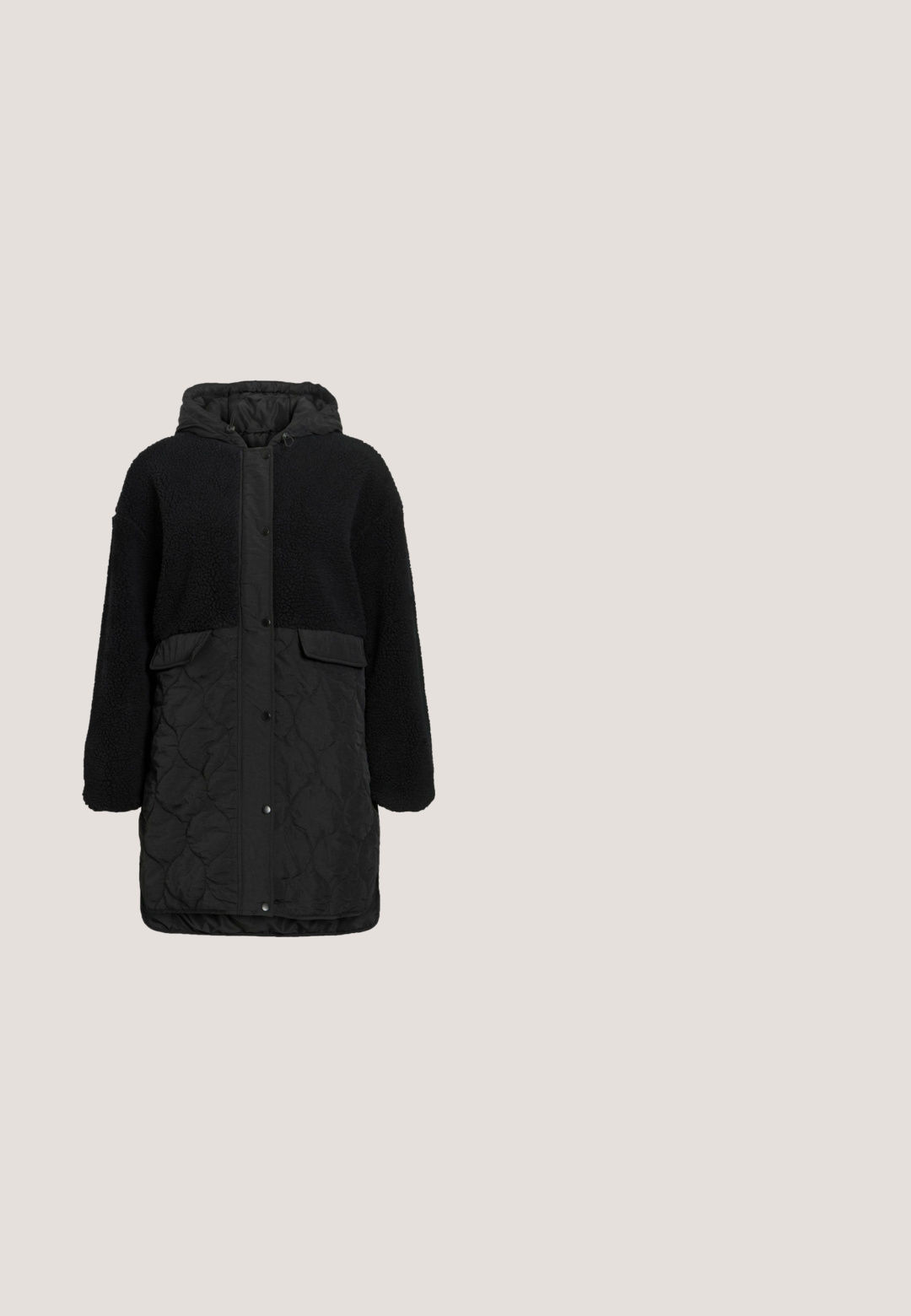 Lange zwarte jas met capuchon, doorgestikte onderste helft, getextureerde fleece bovenste helft, drukknoopjes en twee voorzakken met klep.; Zwart sweatshirt met ballonmouwen, voorzien van witte bloemrijke borduursels op de schouders en een geribbelde zoom. Zachte stoftextuur.; Zwarte sportbroek met een wijde pijpdesign. Gemaakt van zachte stof, met een elastische tailleband en zonder zichtbare hardware of patronen.; Witte plateau sneaker met dikke zool en bruine profiel, veterontwerp en merksdetails aan de zijkant en op de hielriem.; Zwarte corduroy schoudertas met een gebogen vorm, een verstelbare schouderband en trekkoordsluitingen aan beide zijkanten voor maataanpassing.; Zilverkleurige metalen creolen oorbellen met een glad, licht gebogen oppervlak en sluitingen met haaksluiting op een effen witte achtergrond.