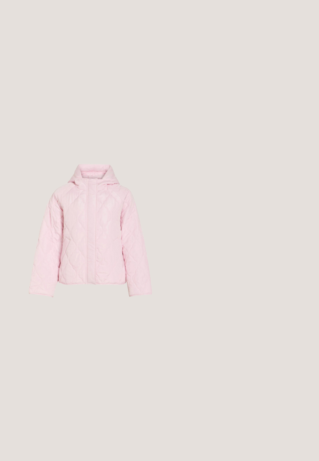Chaqueta acolchada de color rosa claro con capucha, mangas largas, cierre frontal oculto y bolsillos laterales, exhibida sobre un fondo blanco.; Cárdigan rosa suave de punto con abertura frontal, manga larga y puños y dobladillo acanalados, mostrado sobre un fondo blanco.; Camiseta de manga larga de color rosa claro con cuello redondo y sutiles dobladillos ondulados en los puños y en el borde inferior.; Vaqueros de pernera ancha en azul claro, hechos de mezclilla con cintura alta, bolsillos frontales y cierre de botón. Presenta una textura desgastada y líneas limpias.; Zapatilla de ante rosa con detalles blancos, bordado floral y suela gruesa de goma color chicle. Presenta punta redondeada y cordones planos.; Bolso sintético rosa con una sola correa ajustable, forma rectangular, cierre de cremallera y un parche texturizado que presenta "STUDIO BERLIN."