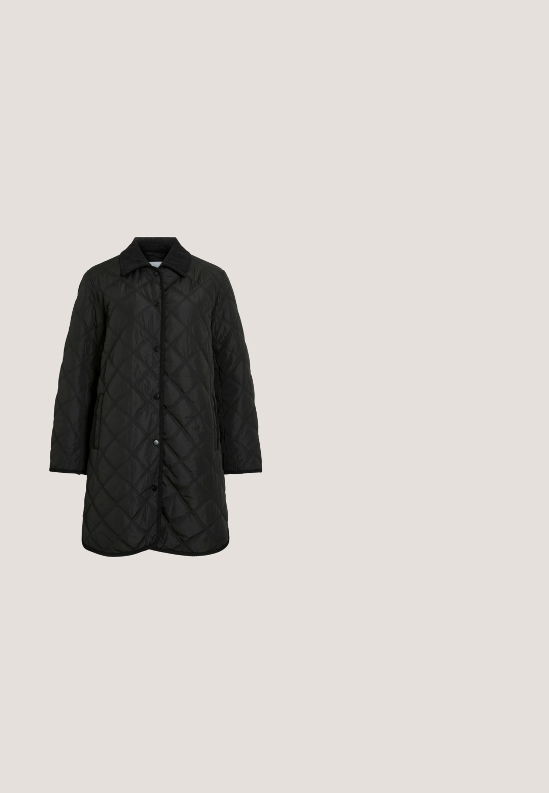 Abrigo negro acolchado con cuello puntiagudo, cierre de botones a presión, mangas largas y bolsillos laterales; textura suave con patrón de diamantes.; Suéter negro de manga larga con cuello alto, puños y dobladillo acanalados, exhibido sobre un fondo blanco.; Pantalones negros ajustados con una tela suave, con pliegues en la parte delantera, pierna recta y una cinturilla de altura media. Sin herrajes visibles.; Miriade Botas para la nieve - nero; Bolso tote de cuero negro con dos asas y un pequeño logotipo dorado de Wittchen centrado cerca de la parte inferior delantera.; Pendientes de aro plateados con colgantes en forma de corazón, textura suave, superficie reflectante y un diseño elegante y minimalista.