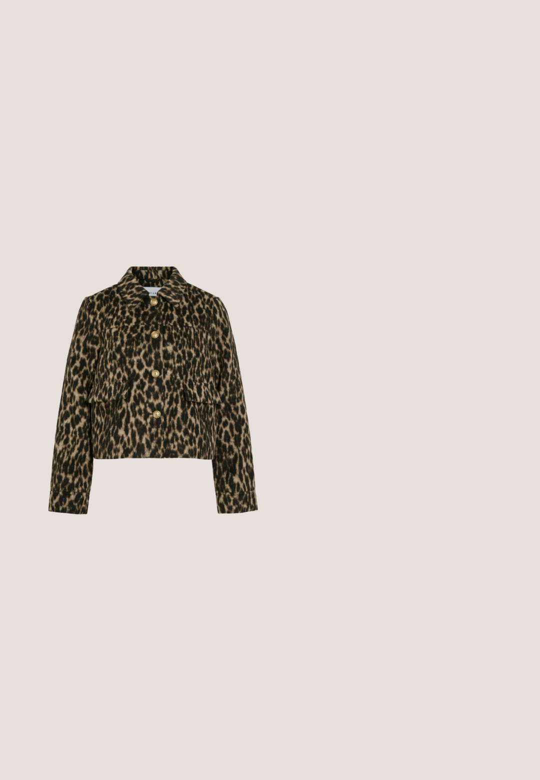 Chaqueta de estampado de leopardo con cuello clásico, seis botones dorados y dos bolsillos delanteros. Fabricada en un tejido suave con un diseño cropped.; Cárdigan de manga larga con estampado de leopardo en marrón y negro, con escote redondo y botones decorativos plateados en forma de flor en la parte delantera.; Top sin mangas de tela beige con estampado de leopardo negro. Presenta un escote redondo y un cierre en forma de llave en la parte posterior. Diseño sencillo.; Pantalones de estampado de leopardo hechos de tela ligera, con un diseño de pierna ancha, cintura elástica y un fondo beige con manchas marrones oscuras.; Zapatilla de corte bajo con tela estampada de leopardo, cordones negros, detalle blanco y suela de goma color caramelo, vista de lado sobre fondo blanco.; Bolso bandolera rectangular con estampado de leopardo, correa negra ajustable, detalles metálicos en tono dorado y pequeño logo en el frente.