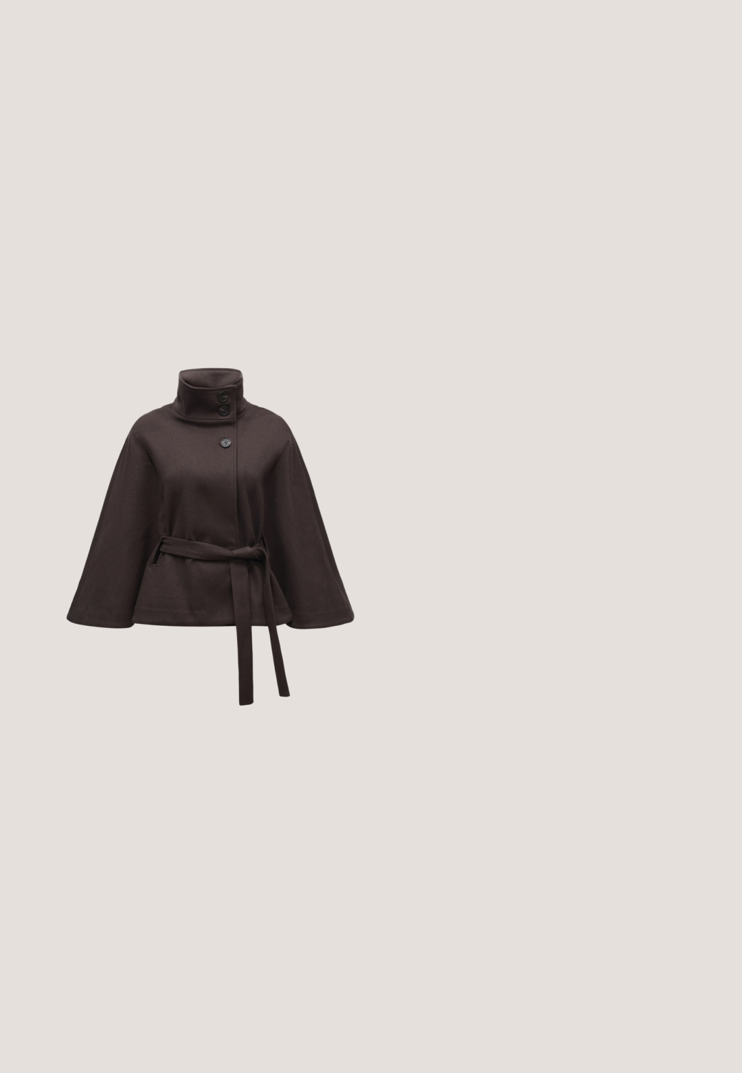Manteau cape marron foncé avec col montant, trois boutons, manches larges et ceinture en tissu nouée à la taille sur un fond clair.; Robe-sweater bordeaux avec un col rond et de longues manches légèrement bouffantes. Fabriquée en tissu doux et texturé. Se termine au-dessus du genou.; Bottes en cuir bordeaux glacé montant jusqu'au genou, avec un bout carré et un talon bloc, présentant un design ample et des détails de couture minimalistes.; Lunettes de soleil rondes teinte brun avec une monture bordeaux brillante. Branches fines avec un détail de marque subtil. Design de verres plats.; Sac à main bordeaux en matériau brillant, de forme rectangulaire, avec deux anses et des accents légèrement courbés à l'avant.; Collier à double couche avec un rang de perles et une chaîne en or ornée de breloques : botte rouge, oiseau, fer à cheval et pendentif cœur.