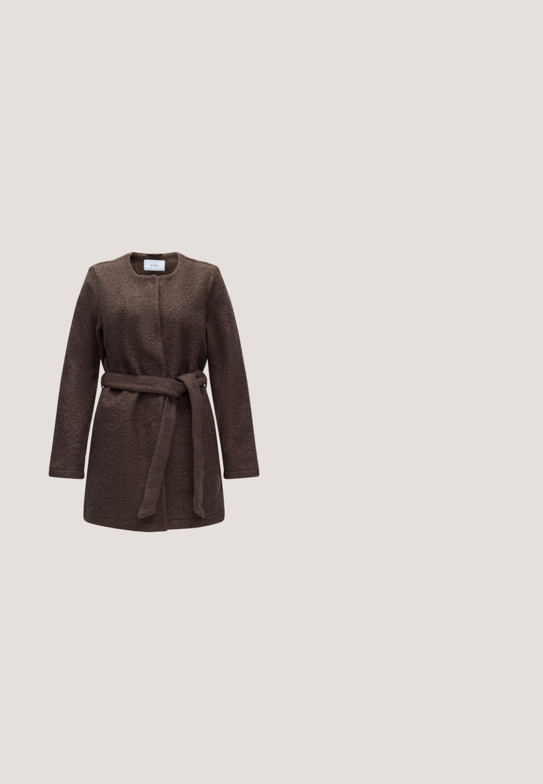 Veste marron texturée à manches longues avec encolure ronde et ceinture en tissu assortie nouée à la taille, présentée sur un fond uni.; Polo marron à manches longues pour femme avec col et cinq boutons à l'avant, en tissu fin tricoté.; Pantalon droit marron foncé avec passants de ceinture, braguette devant et poches latérales, présenté sur un fond blanc uni.; Bottes en cuir marron à hauteur de cheville avec un bout pointu et un talon bloc. Équipées d'une fermeture éclaire sur le côté et d'une texture lisse avec peu de détails de couture.; Sac cabas en cuir et daim marron avec bandoulière réglable à boucle et large ouverture sur le dessus sur fond clair.; Boucles d'oreilles à clou en perles avec une finition brillante ; ornées d'un petit accent de crocodile en or sur chaque boucle. Forme circulaire, texture lisse.