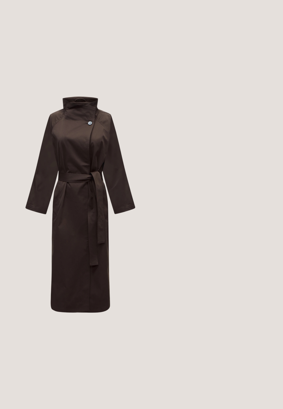 Trench-coat long marron foncé avec col haut, un bouton visible près du cou, manches longues, poches latérales et ceinture assortie à la taille.; Cardigan beige en maille côtelée avec encolure en V, manches longues et cinq boutons à l'avant.; Haut blanc en coton à manches courtes pour femmes avec un large col rond sur un fond clair uni.; CLOSED FELISE - Pantalon classique - urban beige; Chaussure à talon haut marron avec un bout pointu et un motif texturé en cuir de serpent, vue de côté sur un fond clair uni.; Sac bandoulière en cuir vert olive Michael Kors avec rabat, bandoulière chaîne dorée et poche avant, présenté sur fond blanc uni.
