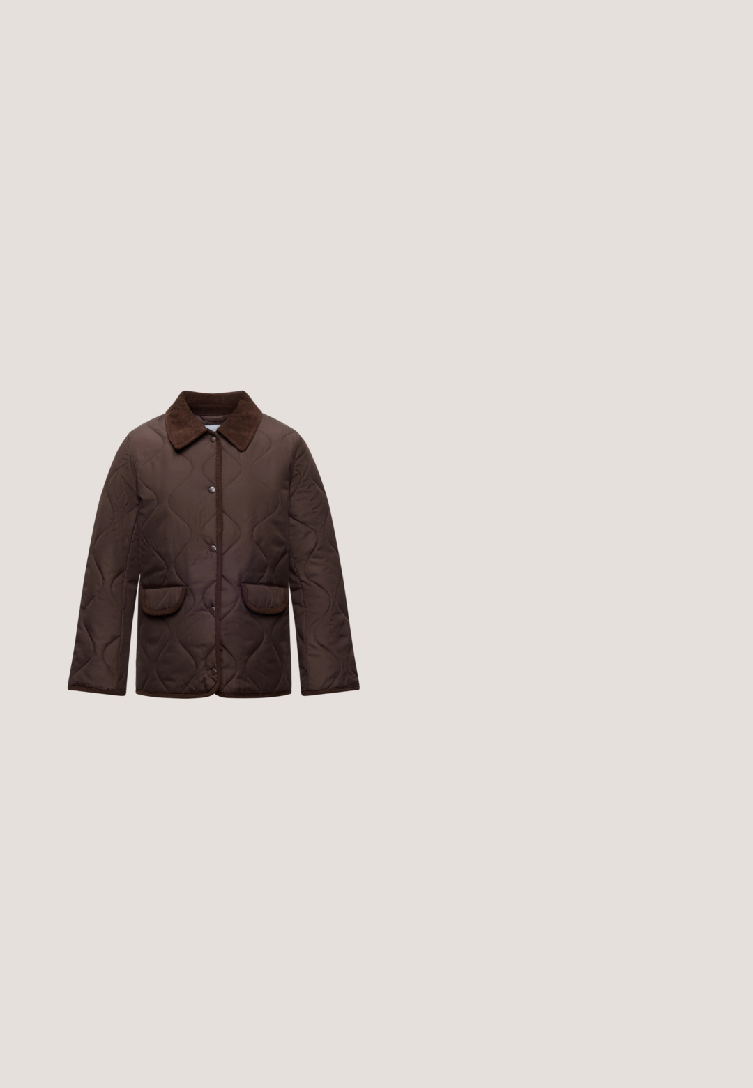 Braune gesteppte Jacke mit wellenförmigen Nähten, Druckknöpfen vorne, Cordkragen und zwei vorderen Klappentaschen.; Brauner Mischwoll-Zipfelpullover mit hohem Kragen und gerippten Bündchen und Saum, vor einem weißen Hintergrund präsentiert.; Braunes tailliertes Kurzarmshirt mit rundem Ausschnitt und dezenten Nahtdetails, das an der Taille leicht ausgestellt ist.; Braune gerippte Schlaghosen mit einem hohen, dehnbaren Bund und einer weichen Textur, die ein dezentes vertikales Muster aufweisen.; Braune und rosa Plattform-Sneaker aus Wildleder und Leder. Sie verfügen über weiße Schnürsenkel, ein Wellenmuster und eine strukturierte Gummisohle.; Dunkelbraune Wildleder-Umhängetasche mit verstellbarem Riemen und vorderer Reißverschlusstasche, vor einem schlichten hellen Hintergrund stehend.
