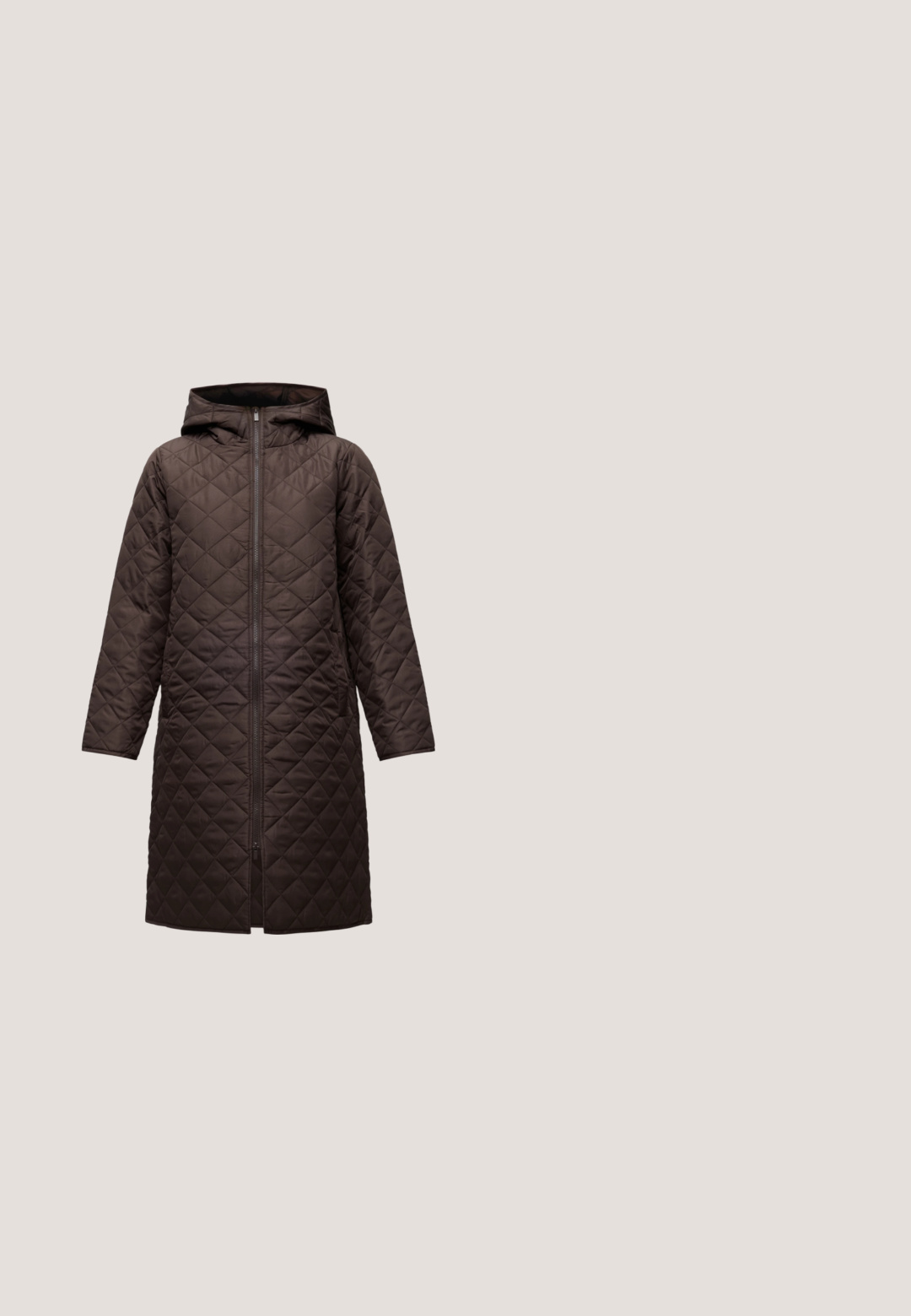 Lang brun quiltet frakke med hætte og lynlås foran, designet til koldt vejr.; Langærmet gul strikket sweater med ribstrikket rund halsudskæring, manchetter og kant på en lysegrå baggrund.; Brun langærmet skjorte med hvide horisontale striber og rund halsudskæring på en ensfarvet lys baggrund.; Brune vidde bukser med høj talje, forreste knap- og lynlåslukning og sidelommer, vist fladt på hvid baggrund.; Brun sneaker med hvide detaljer, lavet af glatte og teksturerede materialer, udstyret med en gummisål og snørelukning, med et sporty design.; Brun rektangulær skuldertaske med lange stropper og minimale syningsdetaljer på en ensfarvet baggrund.