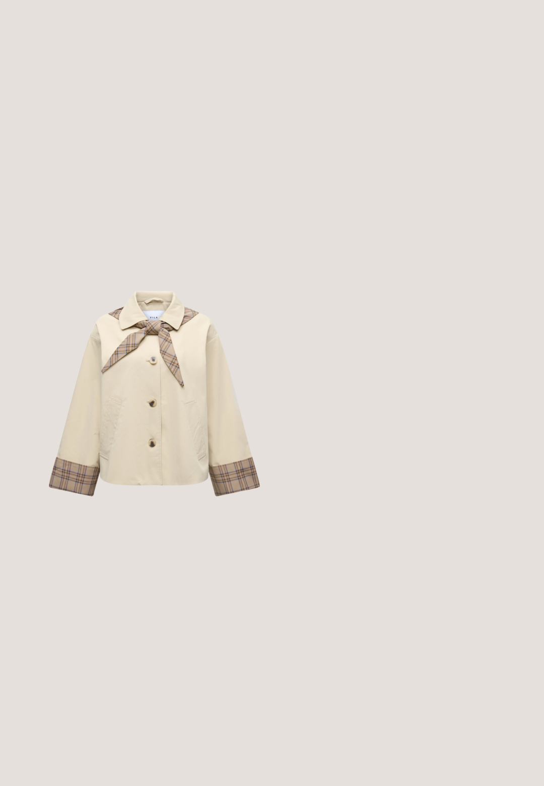 Veste beige boutonnée avec détail col à carreaux, poignets assortis à carreaux et deux poches avant sur fond uni.; Haut blanc texturé à manches courtes, présentant un motif côtelé vertical et un col arrondi. Design simple, tissu doux.; Jean en denim bleu clair taille haute avec bouton et fermeture éclair à l'avant, cinq poches et jambes légèrement évasées et courtes avec ourlets bruts.; Bottine en cuir marron avec un bout arrondi et un talon bloc de hauteur moyenne sur fond blanc uni.; Sac cabas en cuir texturé rouge foncé avec double bretelles et un large haut ouvert sur un fond clair uni.; Boucles d'oreilles ton argent avec une forme organique lisse en goutte d'eau. Surface polie avec une courbure subtile et sans ornements visibles.
