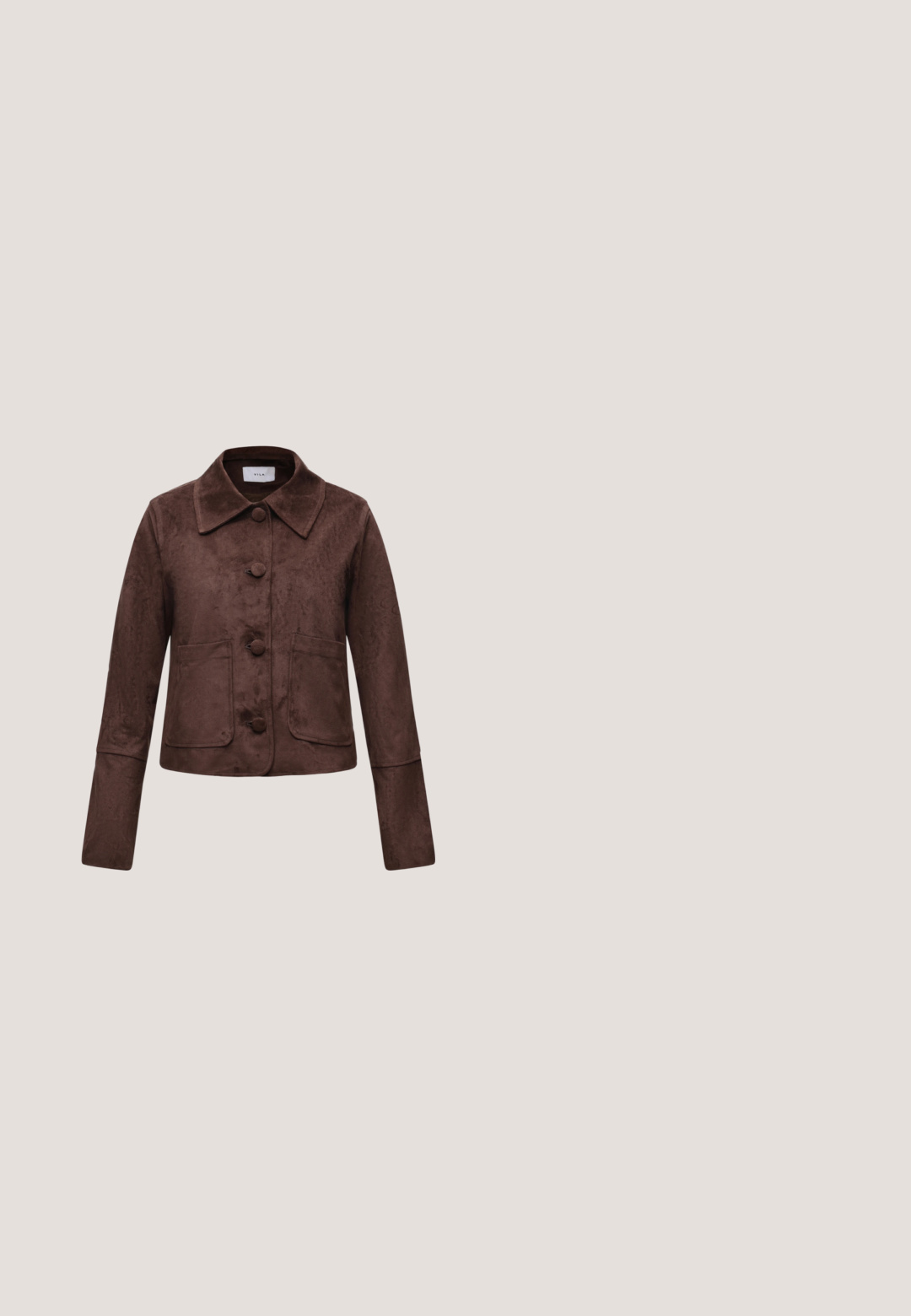 Veste en daim marron à boutons, col large et deux poches plaquées devant, présentée sur fond uni.; Combinaison crème à manches courtes avec motif cachemire rouge, fermeture boutonnée à l'avant, col, ceinture à la taille et pantalon à jambes larges.; Sandale à plateforme tissée beige avec talon bloc épais, garniture marron, bride de cheville avec boucle et nœud décoratif sur la bride avant.; Des lunettes de soleil en écaille de tortue marron avec une forme œil de chat, dotées de verres marron et de branches fines. La monture a une finition brillante et un motif subtil.; Sac bandoulière en cuir embossé façon croco marron avec sangle réglable et poche avant à rabat sur fond uni.; Boucles d'oreilles créoles ton or avec un design ondulé irrégulier et des accents de cristaux clairs incrustés, fixées par des clous à dos en plastique.