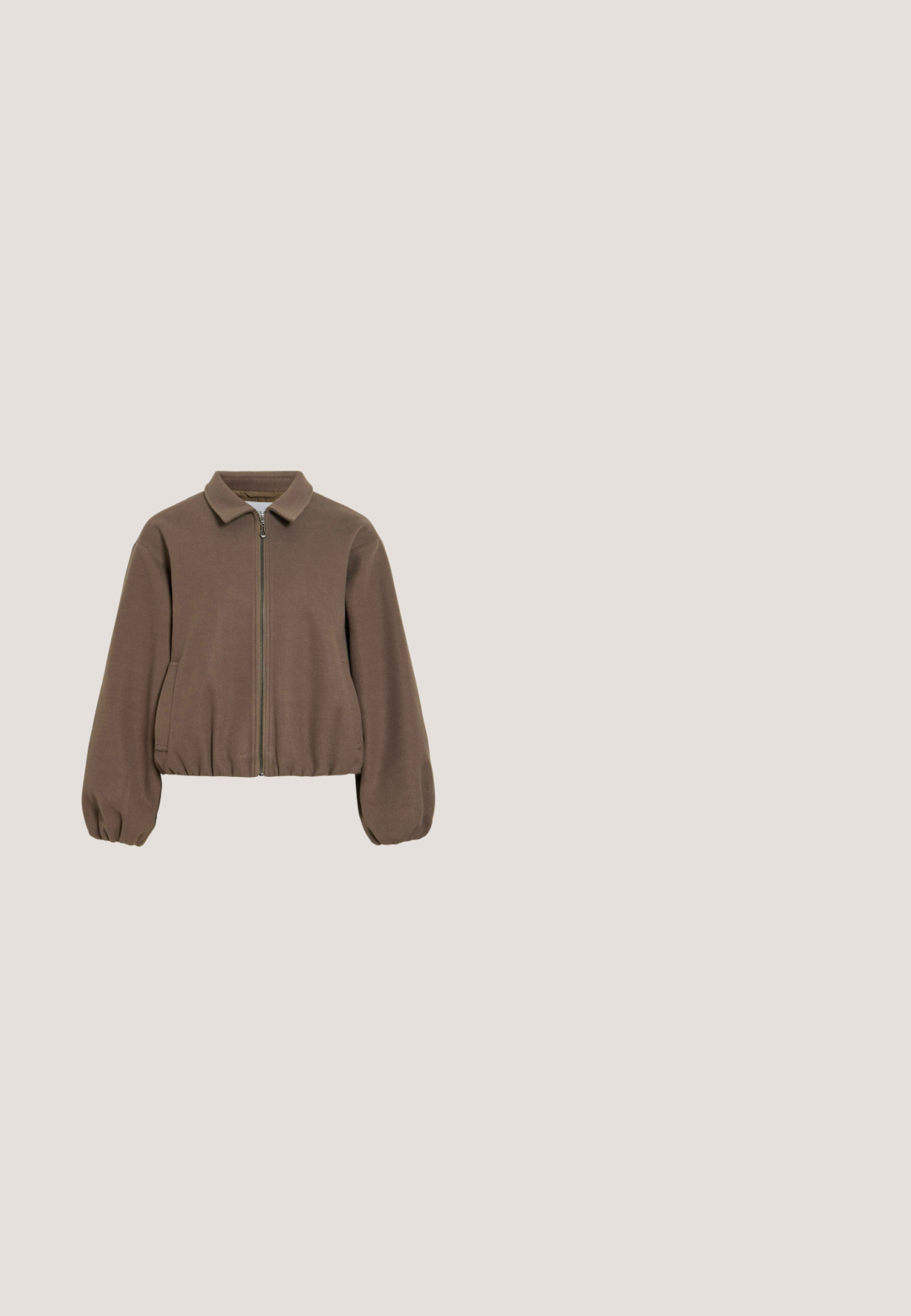 Chaqueta de forro polar marrón con cremallera completa en el frente, mangas largas abullonadas, dobladillo elástico y cuello plano.; Cardigan de punto marrón con mangas largas, cuello redondo y seis botones blancos en la parte delantera.; Camiseta de manga corta con rayas horizontales marrones y blancas, ajuste holgado y cuello redondo blanco.; Vero Moda Petite VMTESSA PANTS - Pantalones - chocolate torte; Kennel + Schmenger ZAP - Botas para la nieve - pepe/camel nuts; Bolso de hombro de ante marrón oscuro con asa corta y correa bandolera ajustable con herrajes en tono dorado.