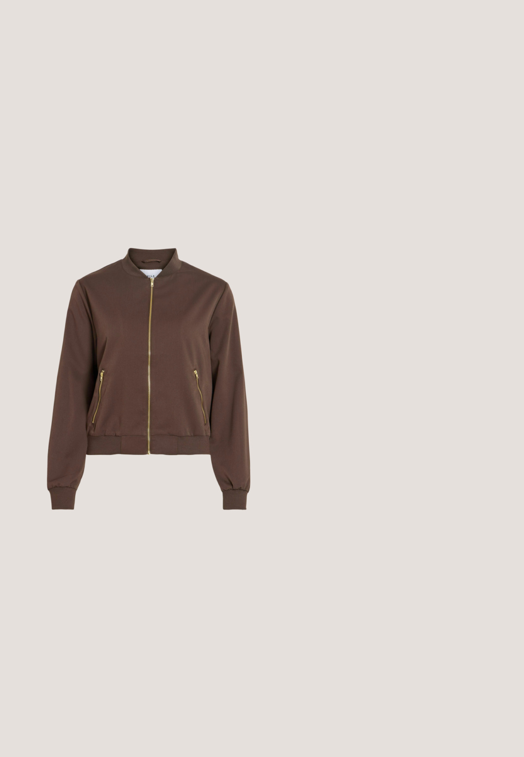 Braune Bomberjacke mit durchgehendem goldfarbenem Frontreißverschluss, zwei seitlichen Reißverschlusstaschen, geripptem Kragen, Bündchen und Bund.; Brauner kurzärmeliger Cardigan mit V-Ausschnitt und fünf weißen Knöpfen vorne, aus Strickstoff gefertigt.; Cremefarbiges kurzärmeliges geripptes Crop-Top mit Rundhalsausschnitt und JDY-Markenlabel innen am Kragen, auf weißem Hintergrund präsentiert.; Braune Shorts mit elastischem Bund und Kordelzug, lockere Passform und einfachem Saum, für die Freizeit konzipiert.; Brauner Sneaker in niedriger Ausführung mit dicker beiger gerillter Sohle, dunkelbraunen Schnürsenkeln und gepolstertem Kragen.; Dunkelbraune Leder-Schultertasche mit geflochtenem Muster, ausgestattet mit zwei Griffen und einem abnehmbaren, verstellbaren Umhängegurt.