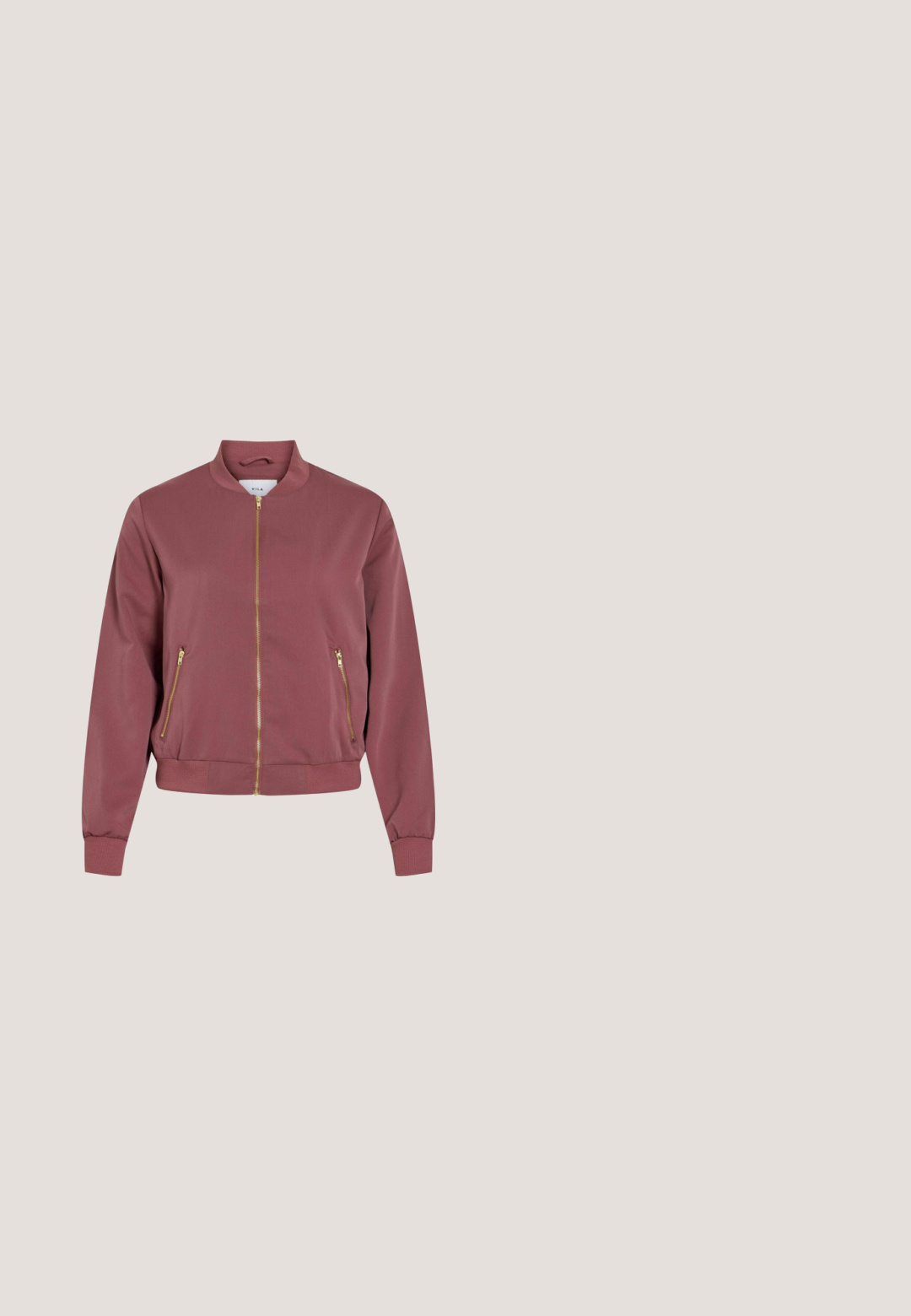 Blouson bomber mauve avec col, poignets et bas côtelés, doté d'une fermeture éclair dorée à l'avant et de deux poches latérales zippées.; T-shirt rayé bordeaux et rose clair, manches courtes, encolure ronde, texture côtelée, coupe ajustée, avec des rayures horizontales.; Shorts en tissu texturé de couleur mauve avec une ceinture élastique et un cordon de serrage, dotés de poches latérales.; Baskets en daim rose à faible profil avec des bandes rouges, une semelle en gomme, un onglet de talon vert et de petites roses rouges brodées près du talon.; Sac à main tissé bordeaux avec une silhouette arrondie, une seule poignée et une finition texturée. Fermeture zippée en haut.; Paire de boucles d'oreilles en ton or avec trois segments incurvés de couleur corail sur chaque boucle, posées sur un fond blanc uni.