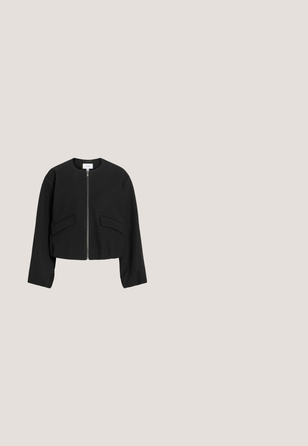 Zwarte cropped jas met lange mouwen, ronde halslijn, ritssluiting aan de voorkant en twee schuine klepzakken aan elke kant.; Zwart-wit gebloemde korte mouwen blouse met een ronde halslijn en licht opgeblazen mouwen, voorzien van een ritssluiting aan de achterkant.; Vero Moda Tall VMBECCA BERMUDA - Shorts - black; Zwarte leren enkelboot met een spitse neus, taps toelopend silhouet en een lage, ronde hak. Gladde textuur met minimale details.; Zwarte leren schoudertas met een zachte, nonchalante vorm en een enkele band, met een zilveren metalen ringdetail aan de voorkant.; Ketting met kleine witte kralen en blauwe accenten, bevestigd met een gouden sluiting, weergegeven op een witte achtergrond.