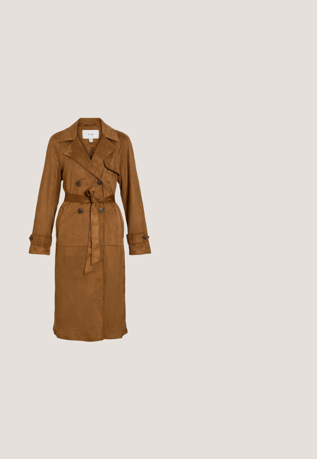 Trench-coat marron longueur genou avec larges revers, boutons croisés, ceinture à la taille, lanières aux poignets et poches latérales.; Robe midi à manches longues de couleur rouille, avec col montant, détails de tissu plissé et poignets évasés sur fond blanc.; Chaussure à talon en cuir marron avec un bout pointu, un talon carré et une bride ajustable dotée d'une boucle en or.; Lunettes de soleil en plastique avec une monture hexagonale, des verres dégradés marron et des accents en métal doré sur les branches. Combinaison de couleurs : noir et écaille de tortue.; Sac à épaule en cuir marron avec couture du logo double G et sangle réglable sur fond blanc.; Bracelet extensible avec de grosses perles cylindriques brun foncé, de petites perles intercalaires dorées et un pendentif coquillage en or.