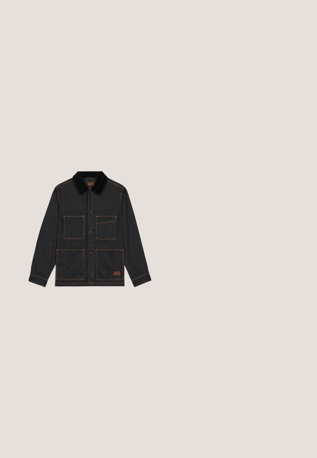 Schwarze Nadelstreifenjacke mit schwarzem Kragen, vier aufgesetzten Taschen vorne, Knopfverschluss und orangefarbener Logoapplikation auf der unteren rechten Tasche.; Dunkelgrauer, grob gestrickter Pullover mit Rundhalsausschnitt, fallenden Schultern und geripptem Saum. Verfügt über strukturierte Muster im gesamten Design.; Schwarzes und graues kariertes Flanellhemd mit langen Ärmeln, Knopfverschluss vorne, zwei Brusttaschen und einem leicht abgerundeten Saum. Strukturiert. ; Hellblaue Denim-Jeans mit geradem Bein, ausgestattet mit zwei aufgerauhten Knie-Patches und klassischem Fünf-Taschen-Design.; Braune Lederstiefeletten mit strukturiertem Finish, metallischen Ösen und schwarzer Gummisohle. Mit Zuglasche hinten für einfaches An- und Ausziehen.; Olivgrüner gewebter Gürtel mit einer schwarzen Metallschnalle. Verfügt über geprägten Text entlang des Riemens. Flaches Riemendesign, strapazierfähiger gewebter Stoff.