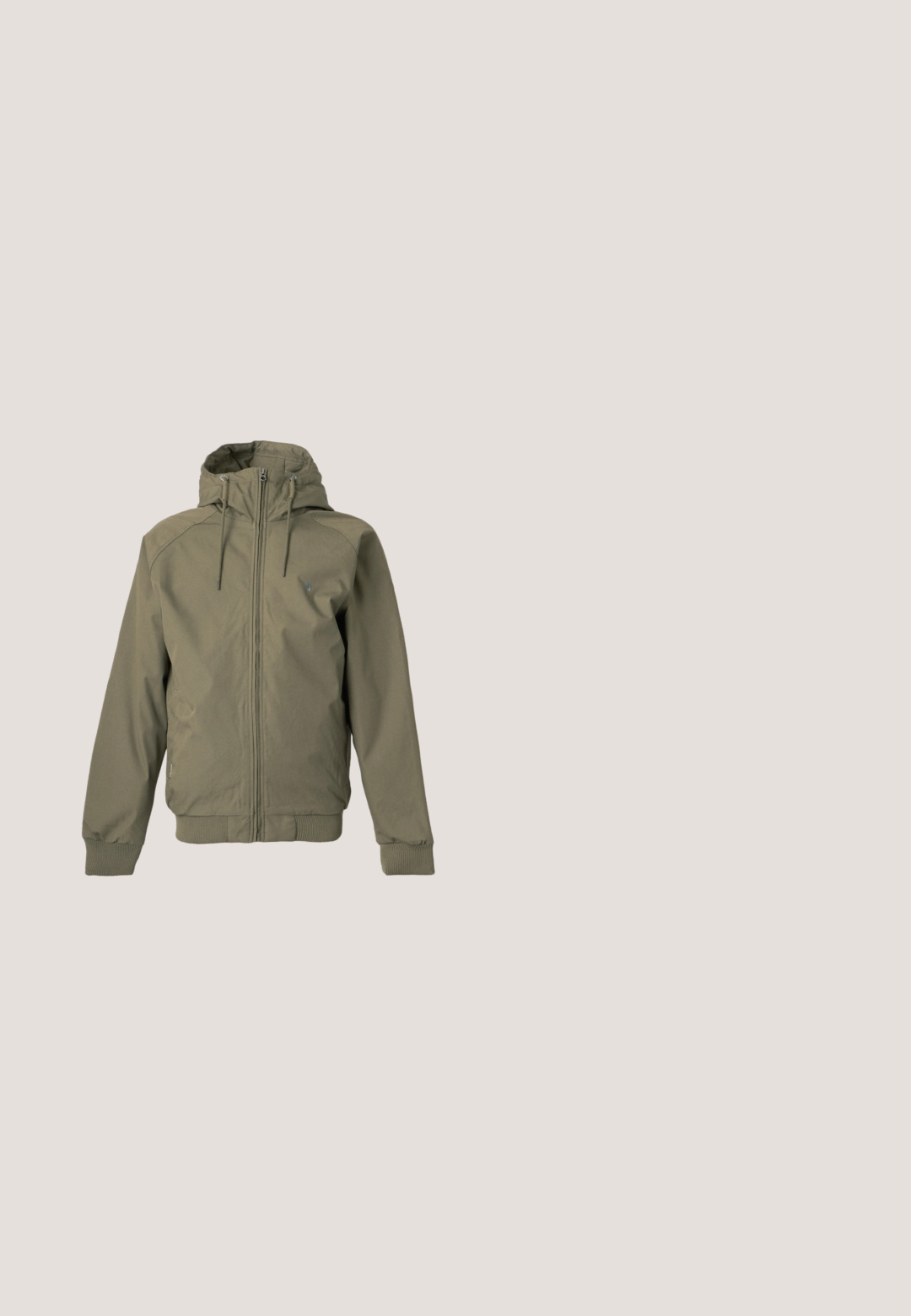 Veste à capuche verte zippée avec cordons, poignets et ourlet côtelés, présentée sur un fond clair uni.; Sweat à capuche vert olive avec poche avant kangourou, capuche à cordon de serrage et un petit patch globe à l'intérieur d'un pentagone orange sur le côté gauche de la poitrine.; T-shirt beige à manches courtes avec un petit texte "OLIVE" et deux olives noires avec des feuilles vertes imprimées sur le haut du côté gauche de la poitrine.; Short cargo marron longueur genou avec poches latérales et ceinture noire réglable à la taille sur un fond uni.; Sneakers mid-top en suède beige et toile avec des lacets marron, des tirants et une semelle en caoutchouc, marquées "Globe" sur le côté.; Sac à dos triangulaire olive vert avec fermeture éclair noire, sangle réglable, poche latérale et logo "ONLY SONS" à l'avant.