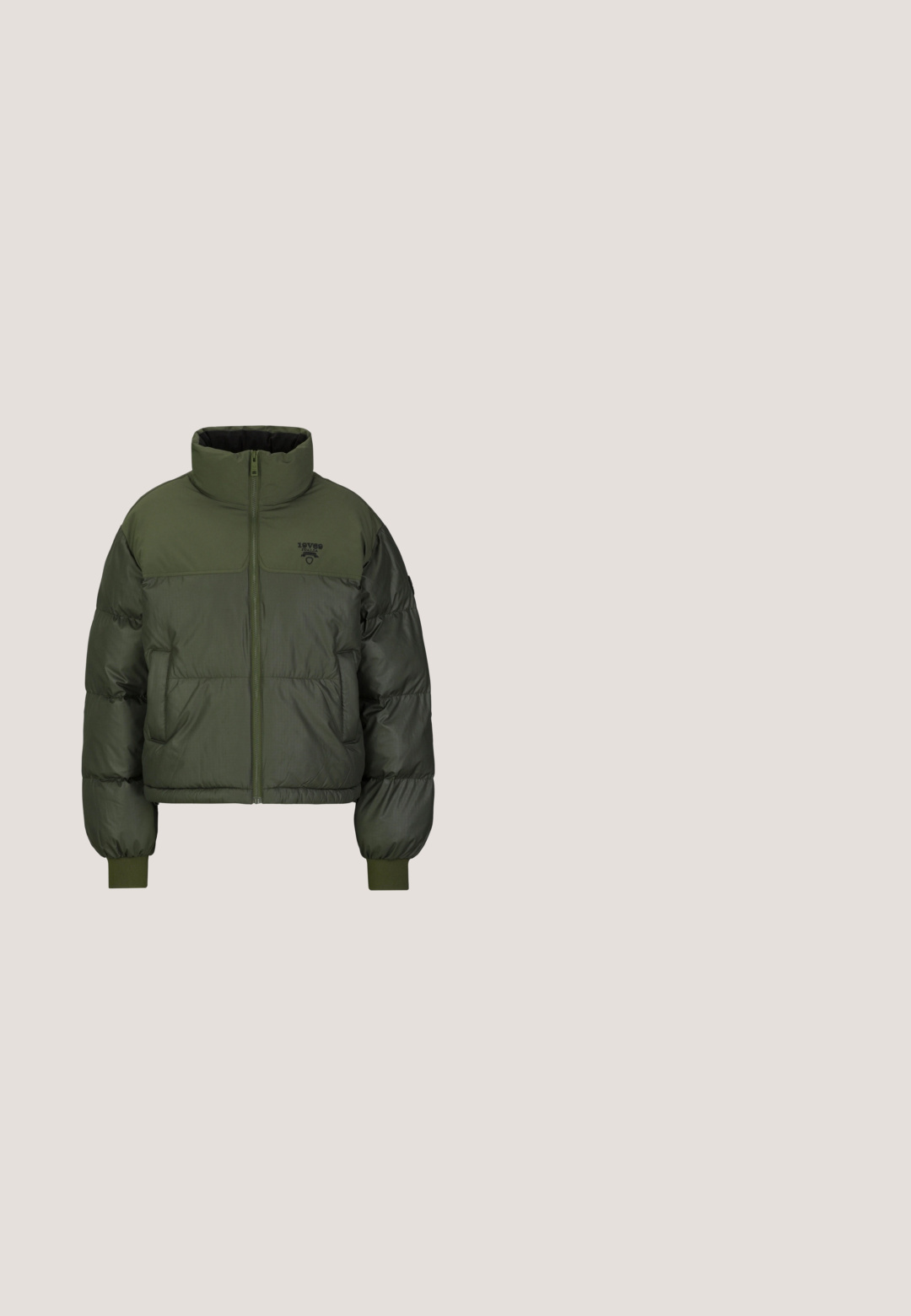 Olijfgroen pufferjack met hoge kraag, rits sluiting en twee voorzakken; heeft tekstuurpanelen en ribgebreide manchetten.; Capuchontrui in beige en wit kleurblokdesign met geribbelde manchetten en zoom, met geborduurde zwarte "La Mania" op de voorkant.; Witte T-shirt met groen geribbelde halslijn en mouwboorden; voorzien van de tekst "Verboden" in kleine letters aan de voorkant. Casual, boxy ontwerp.; Lichtgrijze joggers van zachte stof, met een elastische tailleband met een trekkoord en taps toelopende boorden bij de enkels.; Witte leren Nike Air Force 1 schoenen met groene accenten, veters en zool; met geperforeerde neus en gouden details op het vetergebied.; Groene stoffen schoudertas met een gebogen ontwerp, zwarte hardware accenten en een gevoerde body. Beschikt over een verstelbare band en een logopatch.