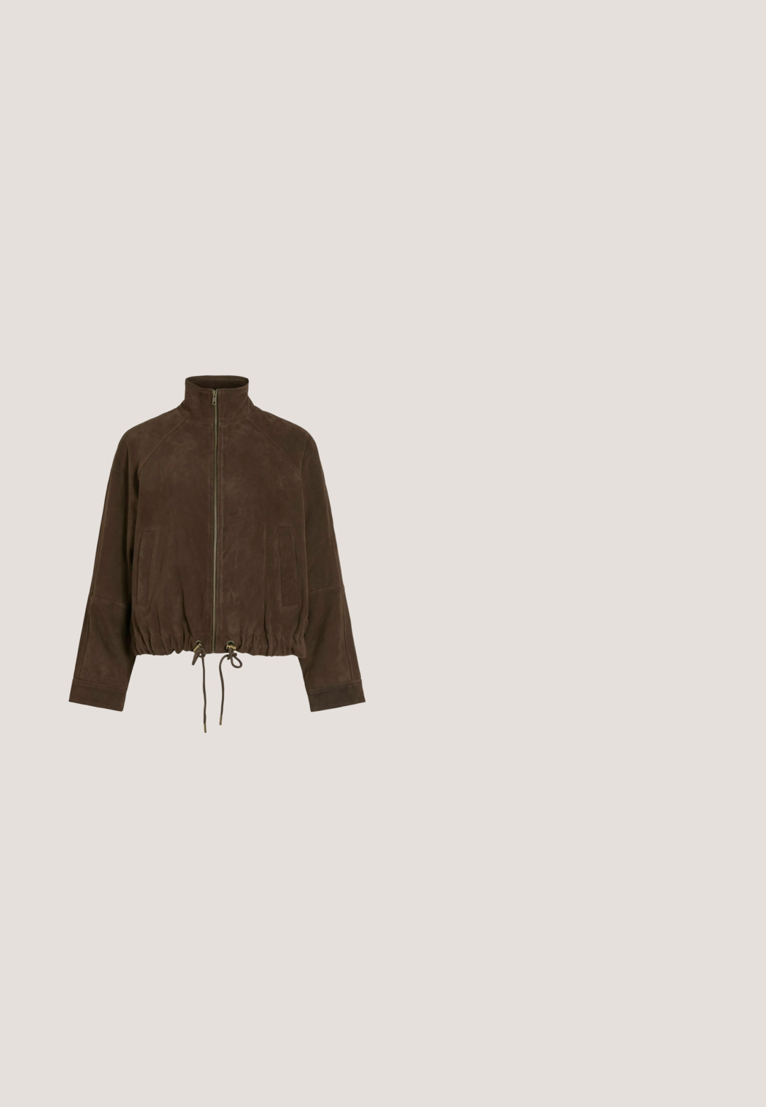 Veste en daim marron foncé avec fermeture éclair devant, col montant, manches longues, deux poches latérales et ourlet avec cordon de serrage ajustable.; Blouse marron à manches courtes avec broderie florale blanche et épaules bouffantes, dotée d'un col rond et d'une petite fermeture à bouton sur l’arrière.; Pantalon ample marron avec taille élastique et poignets élastiques froncés, avec un détail en dentelle sur les côtés extérieurs.; Chaussure à plateforme bordeaux foncé brillante avec une semelle noire épaisse nervurée, couture jaune, bout rond et fermeture à lacets.; Sac à main en cuir marron foncé avec double poignée, poche avant zippée, boucles décoratives et nœuds latéraux sur fond blanc.; Barrette en écaille en plastique brillant, présentant une forme incurvée et huit dents de préhension pour une tenue sûre.