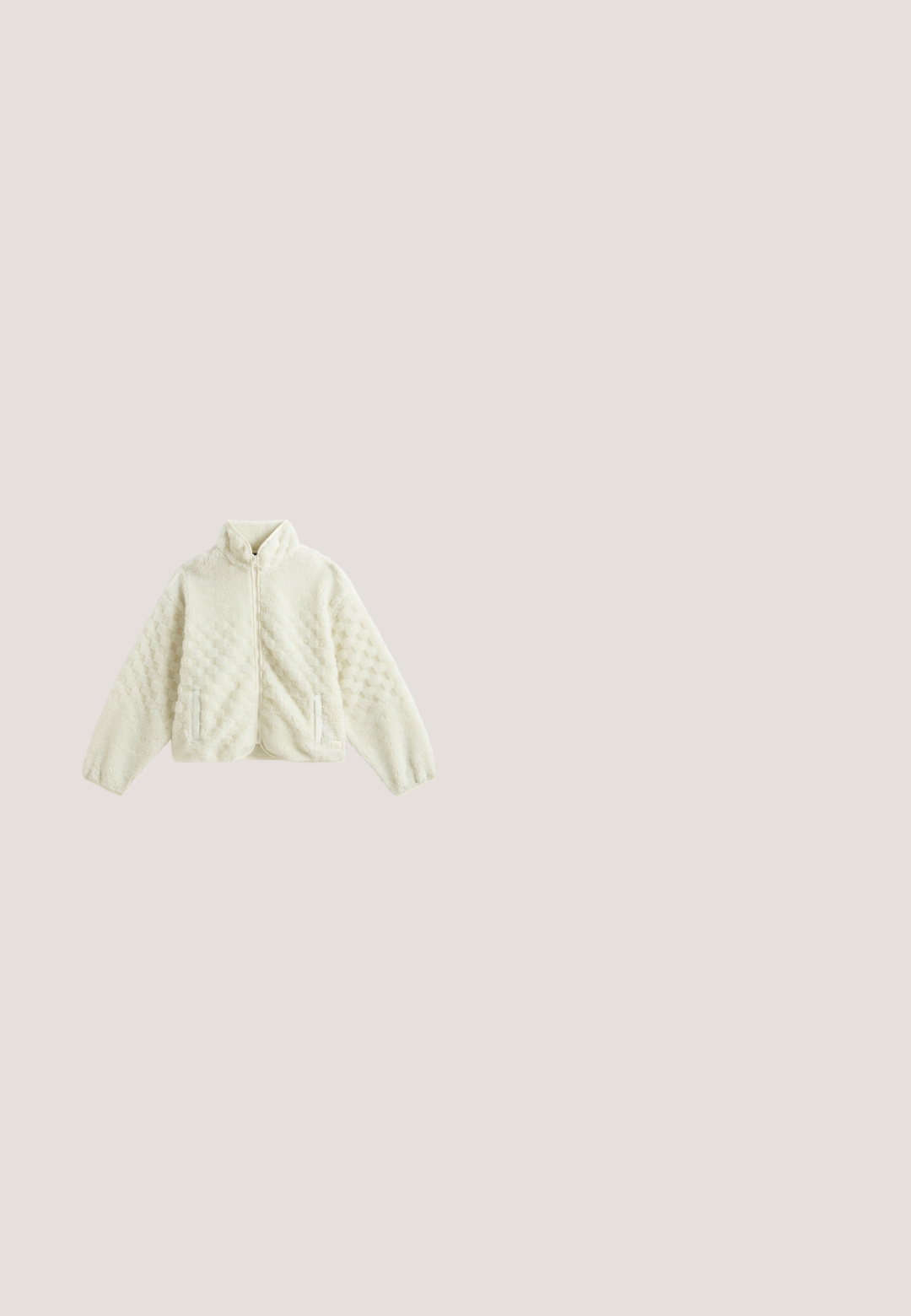 Cremefarbene Fleecejacke mit durchgehendem Reißverschluss, Stehkragen, langen Ärmeln, strukturiertem Muster und zwei Fronttaschen auf weißem Hintergrund.; Hellrosa langärmliges Pullover mit Viertelreißverschluss, gerippten Bündchen, hohem Kragen und weißem Puma-Logo auf der linken Brust.; Hellrosa kurzärmeliges Puma T-Shirt mit Rundhals und kleinem Puma-Logo auf der Brust, dargestellt vor weißem Hintergrund.; Vans CINCHED CHECK - Baggy Jeans - light stonewash; Low-Profile Puma Sneaker in Braun und Hellrosa mit Velours- und Glattleder-Texturen, Schnürverschluss und Markenlogos an der Seite und an der Spitze.; Hellrosa Puma Schultertasche mit einem verstellbaren Gurt und kleinem Puma-Logo vorne in der Mitte.