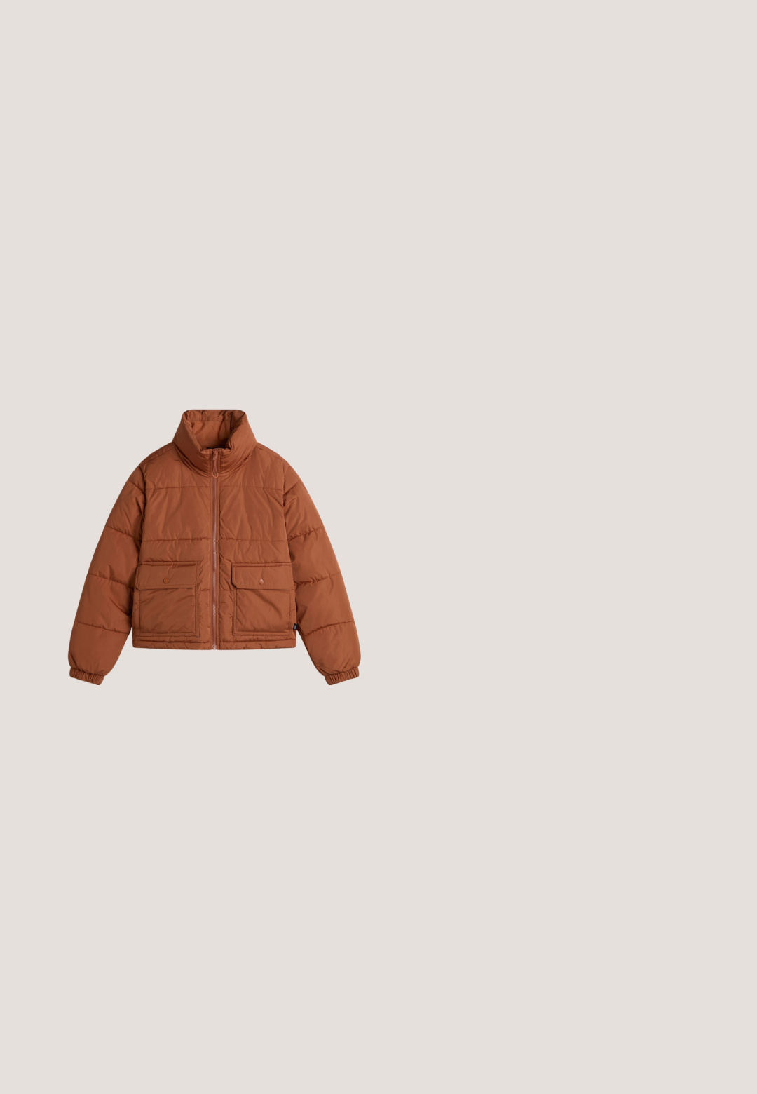 Brun pufjakke med høj krave, frontlynlås og to store klaplommer. Har quiltet design og elastiske manchetter.; Brun fleece hoodie med en tekstureret overflade, oversized pasform, justerbare snore, en frontlomme og ribbede manchetter og kant.; Langærmet kort skjorte med brun og hvid ko-pels mønster og lille hvidt logo på venstre bryst mod en hvid baggrund.; Bukser med høj talje, løs pasform og leopardmønster i brunt og sort, foran med knapper, lynlås og sidelommer.; Tan laklæder ankelstøvler med brune accenter, rund tå, seks metaløjer, brune snørebånd og struktureret gummisål.; Brun crossbody-taske med mønster og cremefarvede abstrakte designs, lynlåslommer, justerbar rem og en lille brun pelscharme fastgjort.