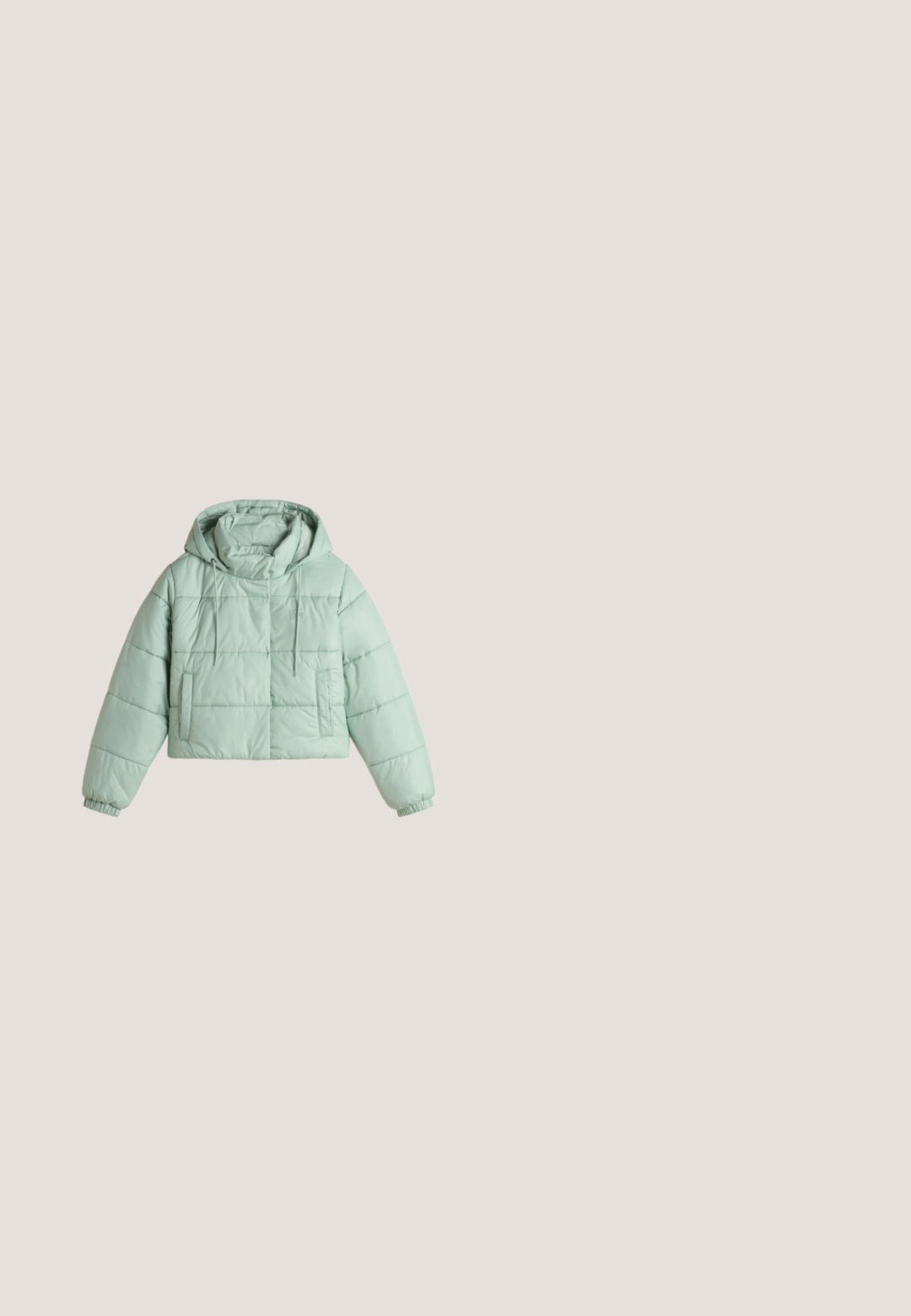 Vans HILLGATE CROPPED PUFFER - Vinterjakker - olive; Sort kortærmet t-shirt lavet af bomuld. Har en rund hals og en standard pasform med en glat tekstur. Ingen synlige mønstre eller accenter.; Lysblå straight-leg denim jeans med høj talje og synlig baglomme, vist fra siden mod en hvid baggrund.; Lavtop lyserød sneakers med hvide snørebånd, hvid side stribe og en tyk hvid sål med sort kant på neutral baggrund.; Blå leopardprint håndtaske med en buet form, lavet af tekstureret stof. Har en justerbar rem og et diskret logo på forsiden.; Sølvfarvet kædearmbånd med skiftende ovale og rektangulære led, med en toggle-lås og en børstet metalfinish.