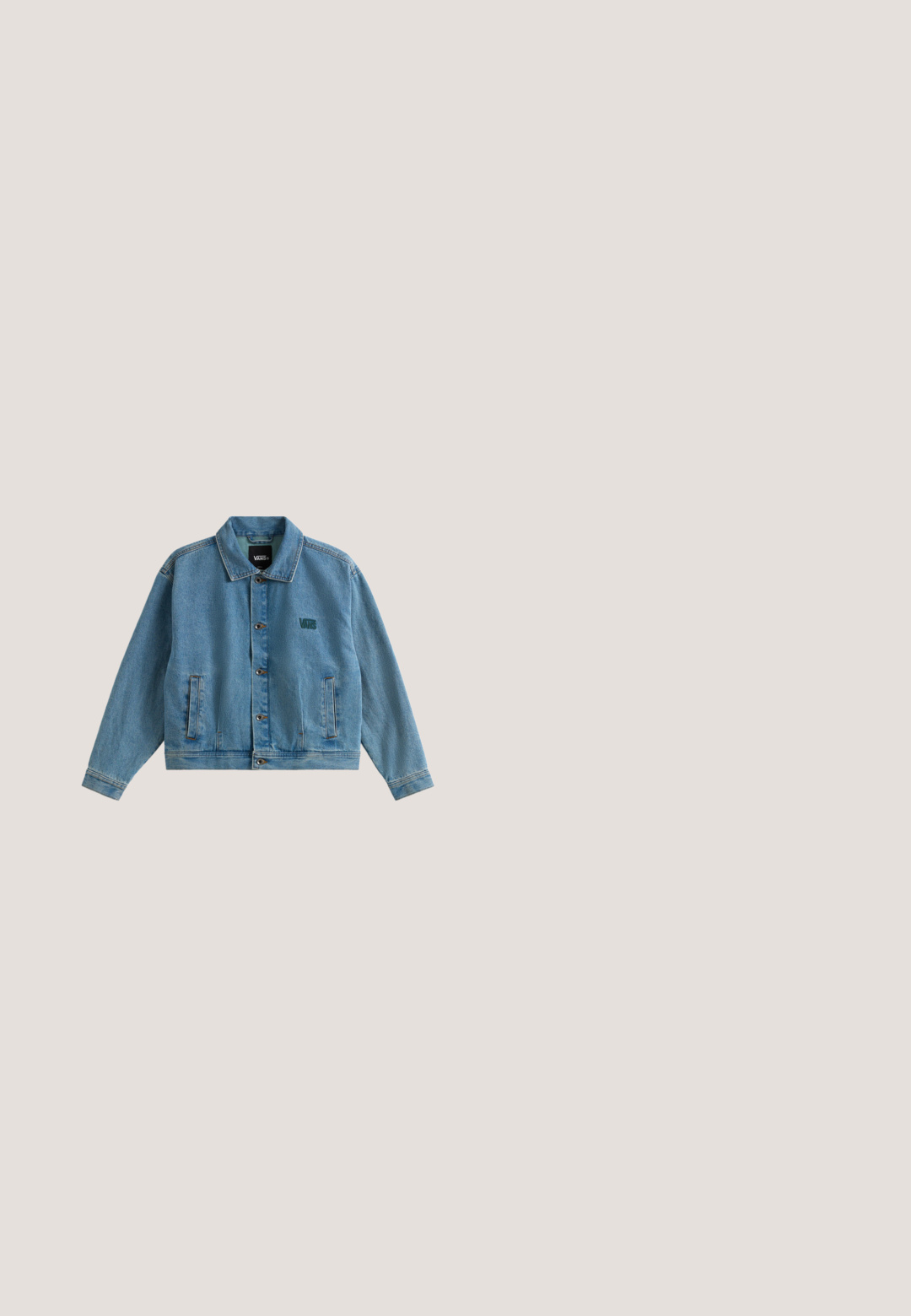 Lyseblå denimjakke med knaplukning foran, to sidelommer og et grønt broderet logo på venstre bryst. Klassisk kravedesign.; Mørkegrå cropped sweatshirt med kvartlynlås, høj krave, lange ærmer og stribede ribkanter ved ærmer og kant.; Hvid T-shirt med korte ærmer med rød krave og en grafik af to kirsebær med et grønt blad midt på foran.; Blå denim jeans med en afslappet pasform, der har høj talje, lige ben, synligt syning og en lille detalje på venstre knæ.; Lys rosa sneakers med hvide accenter, glat læderoverdel, rund tå, tekstureret gummisål og flade snørebånd.; Denim skuldertaske med fold-over design, lys blå farve, synlige sømme, justerbar rem og en sidelabel-detalje.