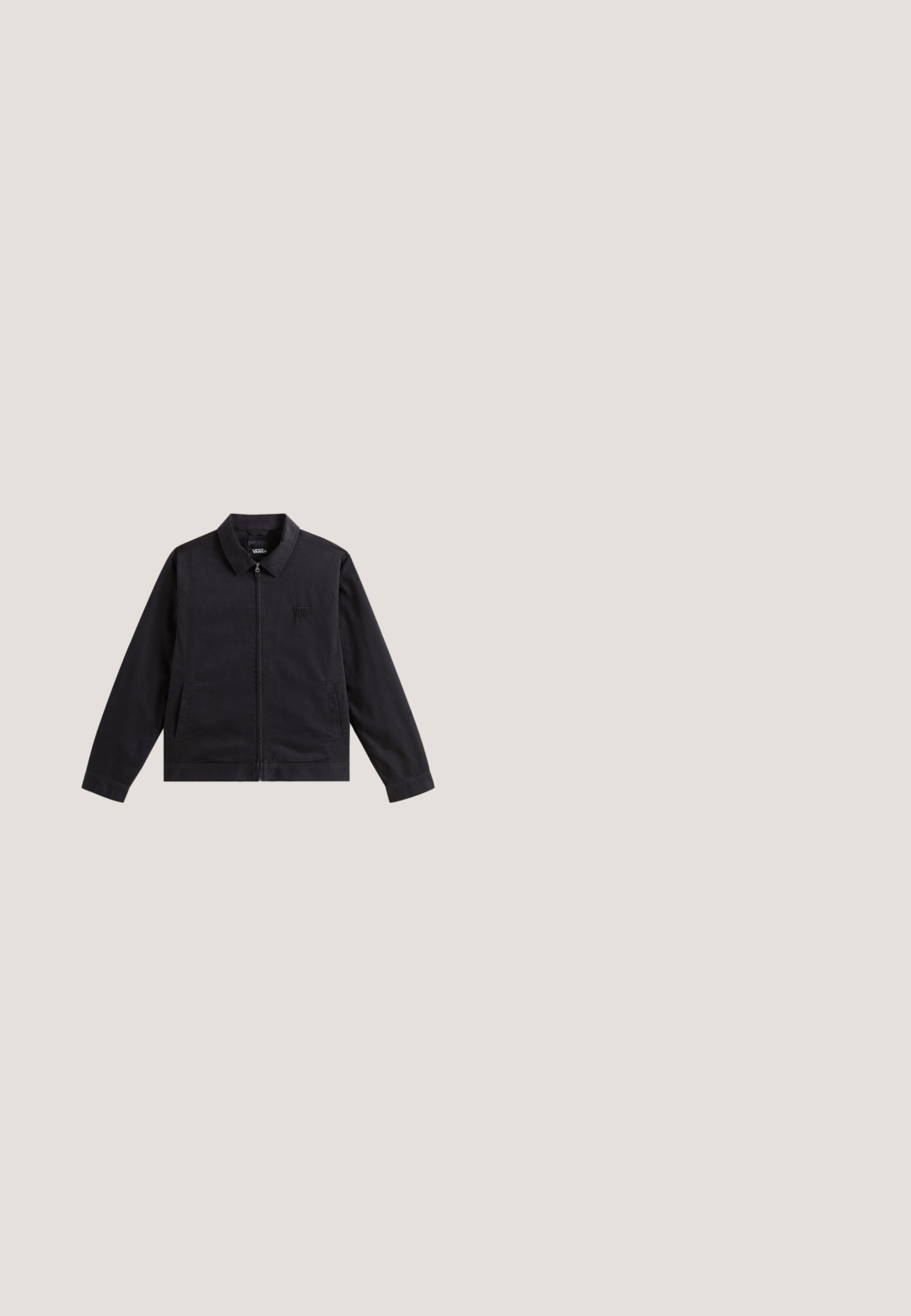 Schwarze, leichte Jacke mit Reißverschluss, spitzem Kragen und seitlichen Taschen. Hat ein dezentes, geprägtes Logo auf der Brust.; Vans ORIGINAL STANDARDS -TONE CREW NECK - Sweatshirt - dark blue; Helles graues T-Shirt mit kurzen Ärmeln aus Baumwolle, das ein kleines schwarzes Logo auf der Brust und einen Rundhalsausschnitt aufweist. Einfaches Design, keine Muster.; Dunkelgraue gerade geschnittene Hose mit Gürtelschlaufen, Vordertaschen, Knopf- und Reißverschluss, mit einem Vans Markenetikett im inneren Bund.; Niedriger Sneaker mit schwarzer Sohle und Schnürsenkeln, mit pink-schwarzem abstraktem Muster und einer Zuglasche an der Ferse.; Schwarze Denim-Tragetasche mit langen Griffen, Vordertasche und kleinem weißen Etikett über der Tasche vor einem schlichten Hintergrund.
