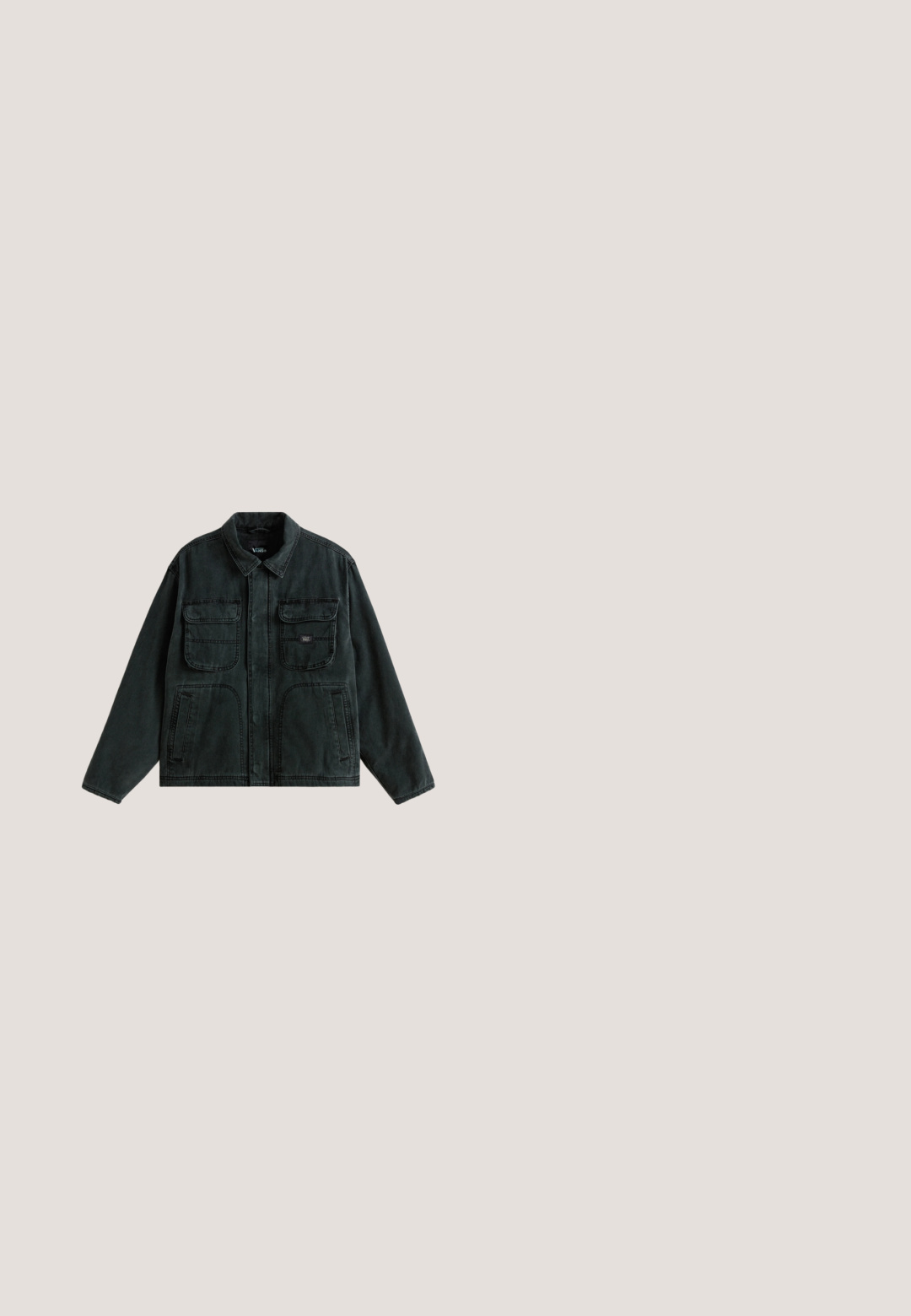 Veste en denim vert foncé avec un col, deux poches poitrine et des poches latérales. Présente des coutures contrastantes et un patch logo subtil.; Sweat à capuche bordeaux avec une poche kangourou, fabriqué en tissu doux. Comprend des manches longues et une coupe décontractée.; Chemise à manches longues à carreaux rouges et verts avec des boutons sur le devant, un col et une poche poitrine ; fabriquée dans un tissu à la texture lisse.; Pantalons en coton noirs avec une coupe droite, dotés d'une fermeture à bouton à l'avant et de poches latérales. Texture lisse, sans motifs visibles.; Chaussure slip-on en cuir noir texturé avec semelle épaisse rainurée et tirette au talon, présentée en vue de côté sur fond blanc.; Ceinture en cuir noir avec une finition mate, boucle en métal rectangulaire et texture lisse. Présente un design épuré sans motifs visibles.