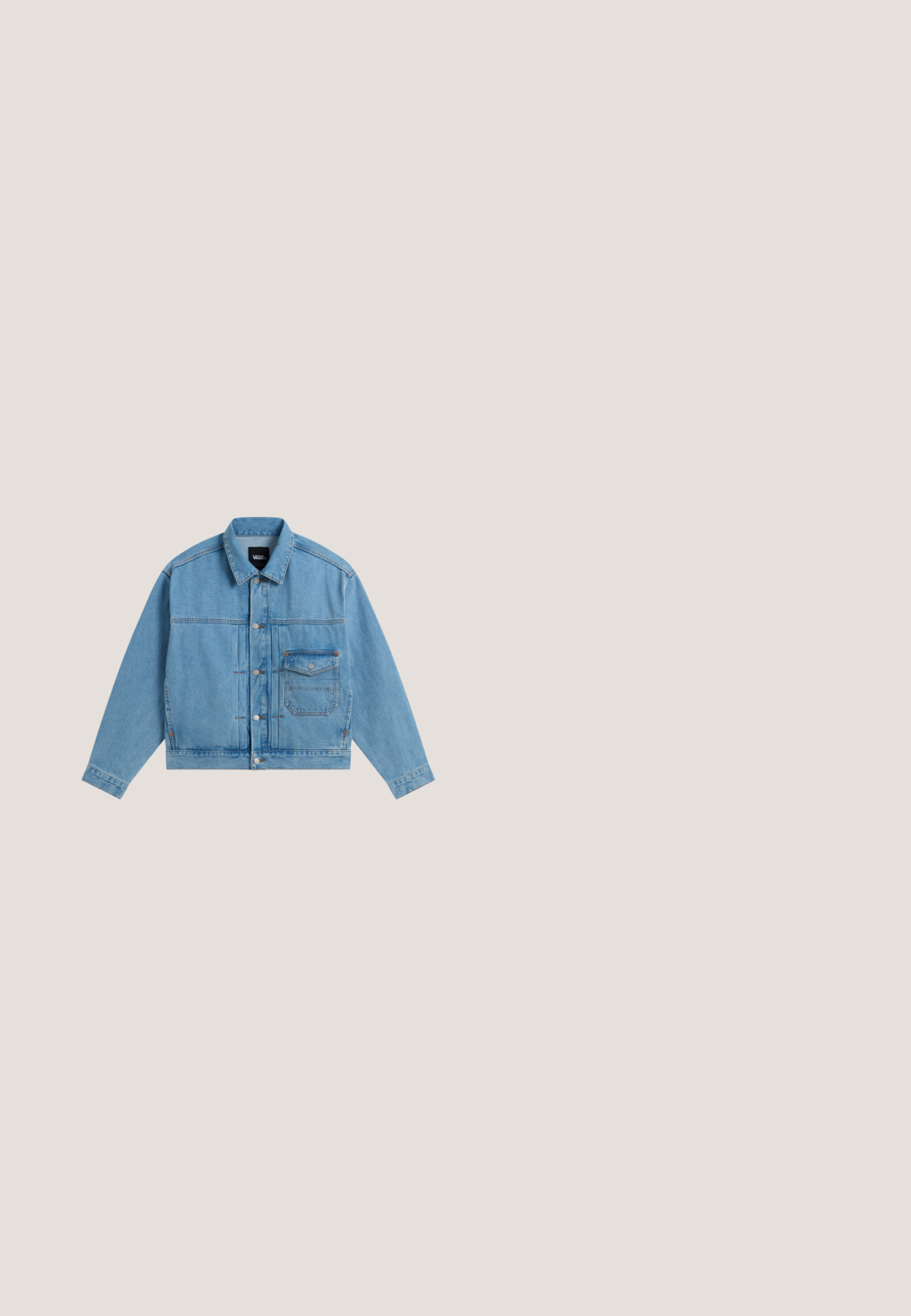 Hellblaue Jeansjacke mit langen Ärmeln, Knopfleiste vorne, spitzem Kragen und einer Klappe auf der Brust auf weißem Hintergrund.; Hellblaue Denim-Hemd mit langen Ärmeln, Knopfleiste und einer einzelnen Brusttasche. Verfügt über einen klassischen Kragen und Standardmanschetten.; Breite blaue Denim-Jeans im klassischen Fünf-Taschen-Design, Knopfverschluss und mit einer leicht ausgewaschenen Textur. Robuste Nähte.; Brauner Leder-Chelsea-Stiefel mit elastischen Seitenteilen, Zuglaschen vorne und hinten sowie gestapeltem Holzabsatz.; Dunkelblaues quadratisches Tuch mit beigen Blumen- und Paisley-Mustern, leicht in der Mitte gefaltet vor weißem Hintergrund.; Brauner Ledergürtel mit einer rechteckigen silbernen Metallschnalle, zusammengewickelt auf weißem Hintergrund.