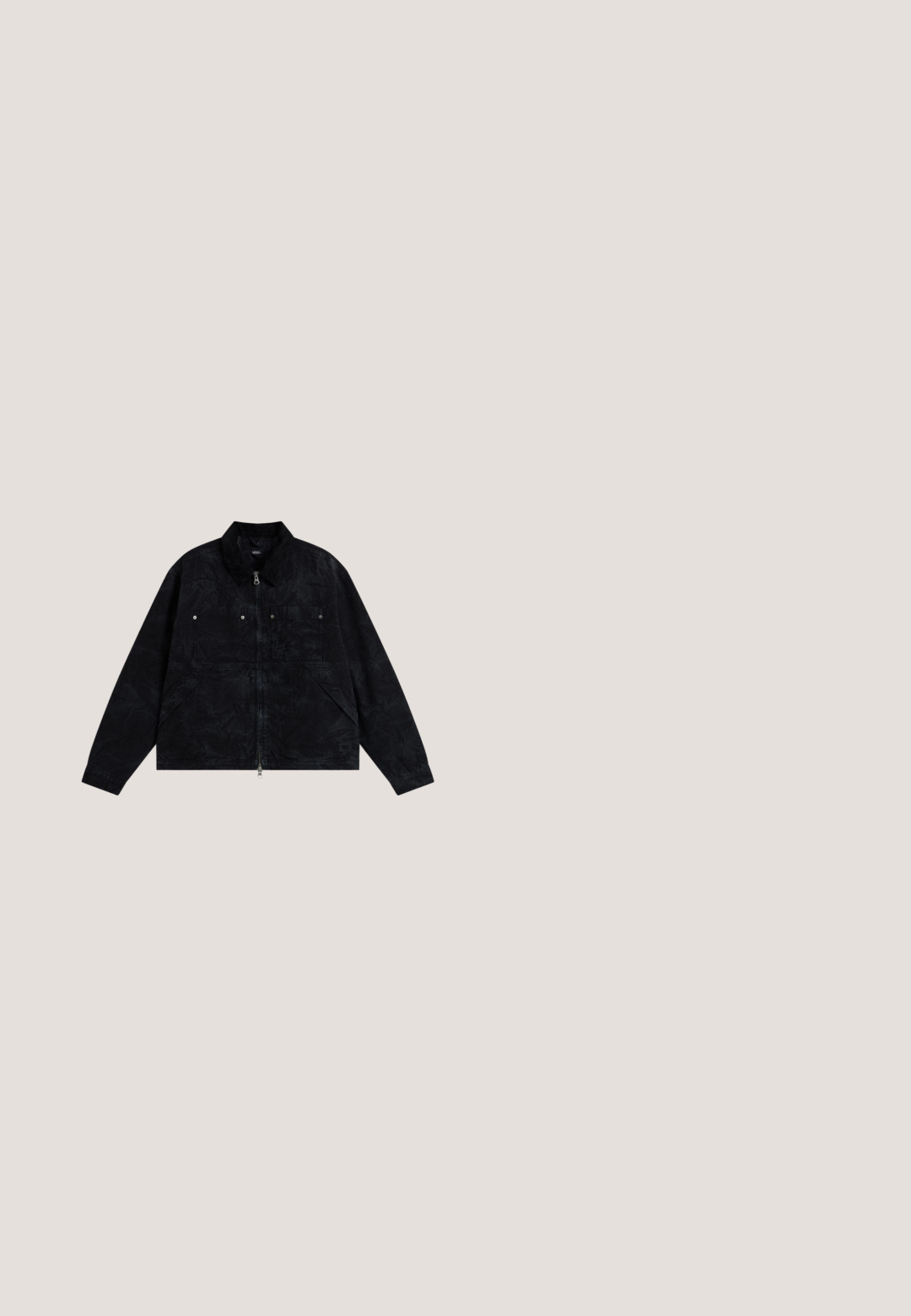 Chaqueta negra con cremallera y cuello, bolsillo frontal en el pecho con botones automáticos y dos bolsillos laterales, mostrada extendida sobre fondo blanco.; Vans Jersey con capucha - black; Camiseta de algodón negra de manga corta y escote redondo. Cuenta con un gráfico púrpura del logo "VANS" en el pecho. Corte clásico.; Pantalones cortos de mezclilla azul claro con un acabado desteñido, bolsillos delanteros, trabillas para cinturón, cierre de botón y logotipo "PEGADOR" en el bolsillo delantero derecho.; Zapatillas negras de caña alta con una suela texturizada en gris, que presentan un panel lateral de malla con un patrón de camuflaje y detalles en ante negro.; Funda rectangular compacta de tela gris con bolsillo frontal con cremallera y tiradores de cremallera negros, etiquetada "Karl Lagerfeld Jeans" en la parte frontal.
