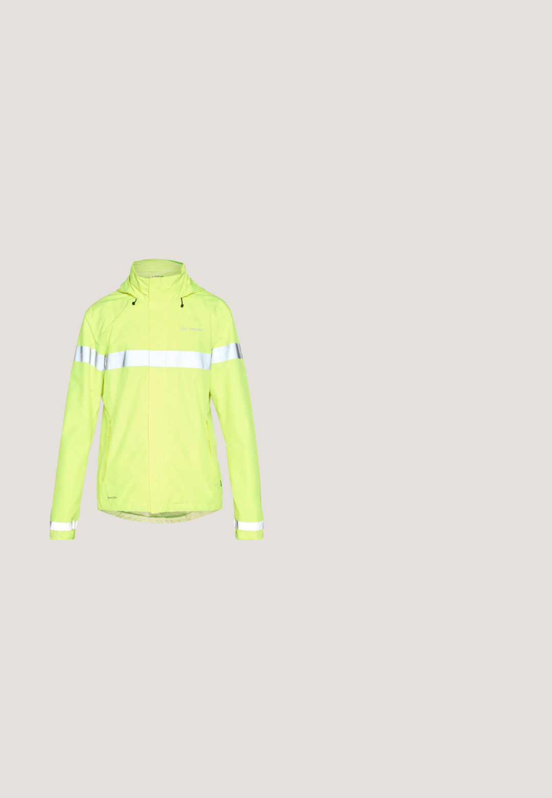 Vaude MENS LUMINUM RAIN JACKET - Fietsjas - neon yellow; Zwart en olijfgroen sweatshirt met lange mouwen, een korte ritssluiting aan de voorkant en een klein logo op de borst.; Vaude MENS MATERA WARM  - Lange fietsbroek met bandjes - black; Sneakers hebben een bovenwerk van wit canvas, grijze rubberaccenten, neon groene veters, een opvallend logo en een gestructureerde zwarte zool voor grip.; Zwarte roll-top rugzak van waterdicht materiaal. Heeft verstelbare schouderbanden, een voorzak met rits en geprinte merkinformatie.; Zwarte nylon riem met een gestructureerde afwerking, voorzien van een zwarte metalen gesp en gouden accenten. Verstelbare lengte met branding op de band.