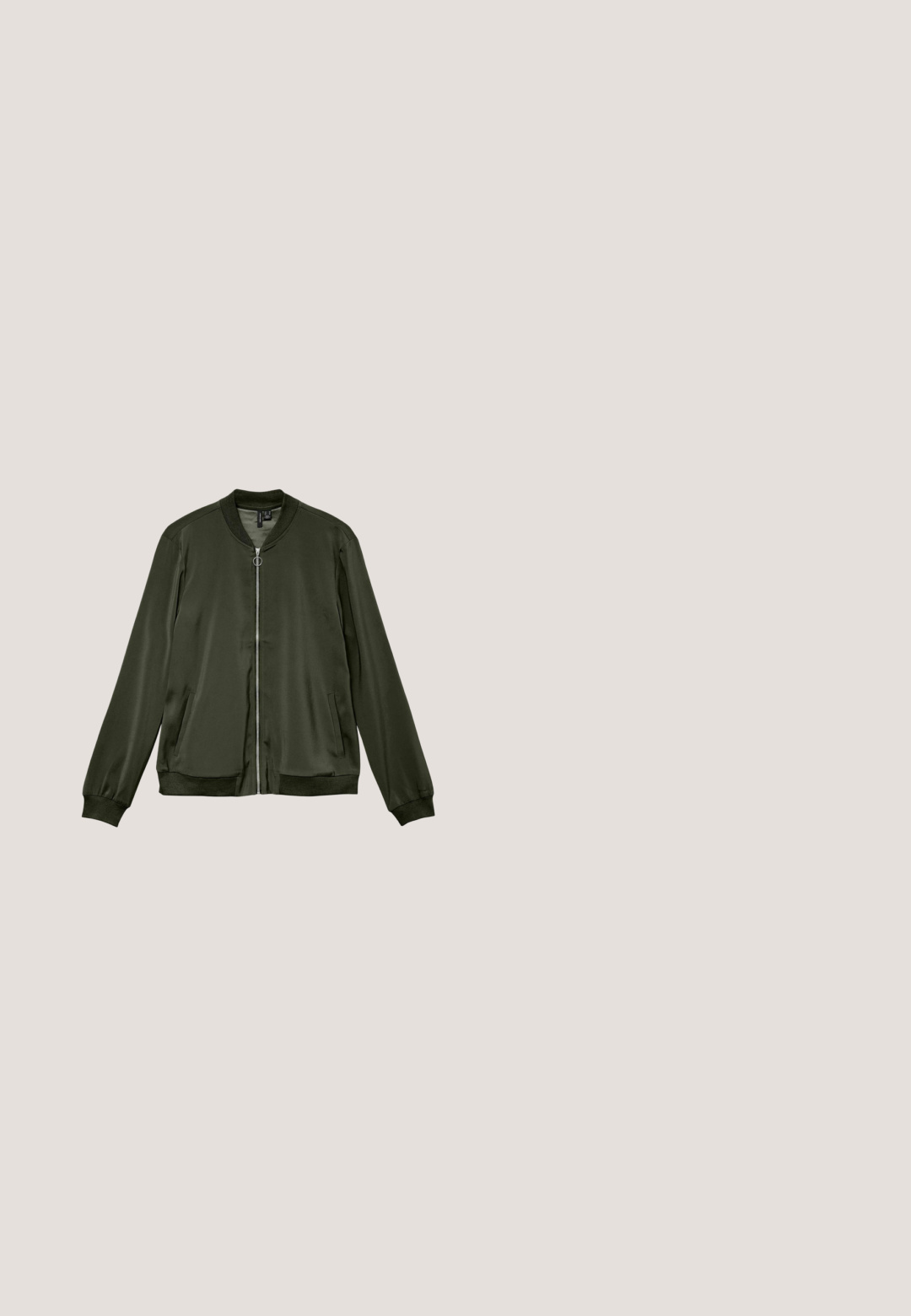 Veste bomber vert foncé avec fermeture éclair à l'avant, poignets et col côtelés, présentée à plat sur fond blanc.; Sweat-shirt col rond avec motif camouflage vert, marron et noir, manches longues, poignets et bas côtelés.; T-shirt vert à manches courtes avec un col rond et une texture douce et lisse. Il présente une coupe décontractée et un bas droit.; Leggings en simili cuir vert olive avec un design épuré, présentant une texture lisse et des détails de coutures verticales à l'avant.; Baskets vert olive avec une tige en suède texturé et en mesh, dotées d'une semelle en caoutchouc épaisse et de coutures détaillées sur les côtés.; Sac à main vert olive avec poignée supérieure, motif crocodile texturé, forme rectangulaire et fermeture à tourniquet en métal argenté sur le rabat avant.